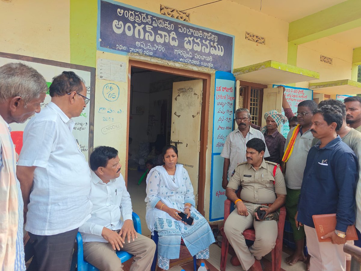 GorapudiVillage's tweet photo. గొరపూడి రైతుల తరఫున శ్రీ ప్రగడ నాగేశ్వరరావు గారికి హృదయపూర్వక ధన్యవాదాలు 🙏

అసైన్డ్ భూముల రైతులకు పరిహారం అందేలా సమస్యను అధికారుల దృష్టికి తీసుకెళ్లి, పంట నష్టానికి చెల్లించాల్సిన పరిహారం కూడా త్వరలో పరిష్కారం అవుతుందని భరోసా ఇచ్చినందుకు మీకు ప్రత్యేక కృతజ్ఞతలు.

🙏 ఇదే విధంగా గొరపూడి రైతుల వెంట న��లబడి, చట్టబద్ధమైన ప్రక్రియ ప్రకారం రైతుల హక్కులను పరిరక్షించే Valid & Fair Award వచ్చే వరకు మా తరఫున మీ మద్దతు కొనసాగించాలని మనస్ఫూర్తిగా కోరుతున్నాము.

రైతులకు న్యాయమైన పరిహారం, R&R మరియు భవిష్యత్తుకు భరోసా కల్పించడంలో మీ చొరవ మాకు ఎంతో విలువైనది.

గొరపూడి రైతుల ఆశ — న్యాయం, న్యాయమైన పరిహారం, చట్టబద్ధమైన అవార్డు. 🙏

@Nageswa7Rao @naralokesh @Anitha_TDP 
@collector_akp @JaiTDP

#Gorapudi #Rambilli #Anakapalli #FarmersRights #LandAcquisition #TDP