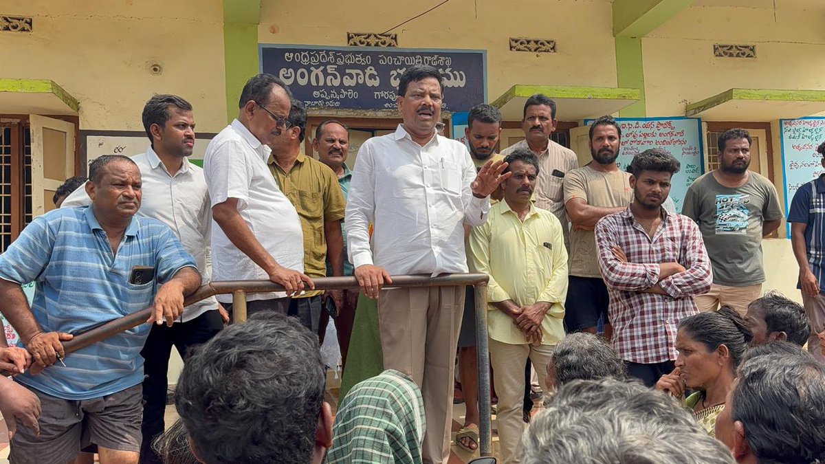 GorapudiVillage's tweet photo. గొరపూడి రైతుల తరఫున శ్రీ ప్రగడ నాగేశ్వరరావు గారికి హృదయపూర్వక ధన్యవాదాలు 🙏

అసైన్డ్ భూముల రైతులకు పరిహారం అందేలా సమస్యను అధికారుల దృష్టికి తీసుకెళ్లి, పంట నష్టానికి చెల్లించాల్సిన పరిహారం కూడా త్వరలో పరిష్కారం అవుతుందని భరోసా ఇచ్చినందుకు మీకు ప్రత్యేక కృతజ్ఞతలు.

🙏 ఇదే విధంగా గొరపూడి రైతుల వెంట న��లబడి, చట్టబద్ధమైన ప్రక్రియ ప్రకారం రైతుల హక్కులను పరిరక్షించే Valid & Fair Award వచ్చే వరకు మా తరఫున మీ మద్దతు కొనసాగించాలని మనస్ఫూర్తిగా కోరుతున్నాము.

రైతులకు న్యాయమైన పరిహారం, R&R మరియు భవిష్యత్తుకు భరోసా కల్పించడంలో మీ చొరవ మాకు ఎంతో విలువైనది.

గొరపూడి రైతుల ఆశ — న్యాయం, న్యాయమైన పరిహారం, చట్టబద్ధమైన అవార్డు. 🙏

@Nageswa7Rao @naralokesh @Anitha_TDP 
@collector_akp @JaiTDP

#Gorapudi #Rambilli #Anakapalli #FarmersRights #LandAcquisition #TDP