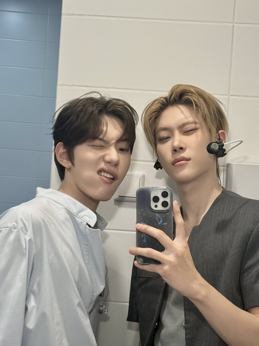 CYE_MEMBERS7's tweet photo. 사랑하는 황금막내 경배야 생일 축하한다.
늘 묵묵히 제 몫 해내려고 노력하는 모습 보면 기특하기도 하고, 한편으로는 마음이 쓰일 때도 있어.
너무 부담 갖지 말고 힘들 땐 언제든 형한테 기대도 돼. 너 뒤에는 항상 우리가 있잖아.
우리 팀에 없어서는 안 될 소중한 존재인 거 알지? 형이 많이 아낀다. 무럭무럭 자라라. 
우리 꼭 같이 성장해서 지금의 이야기들을 웃으며 나누는 그땐 그랬지 놀이 하자. 생일 축하한다.

#장여준 #JANGYEOJUN 
#CLOSEYOUREYES #클로즈유어아이즈
#CYE #클유아