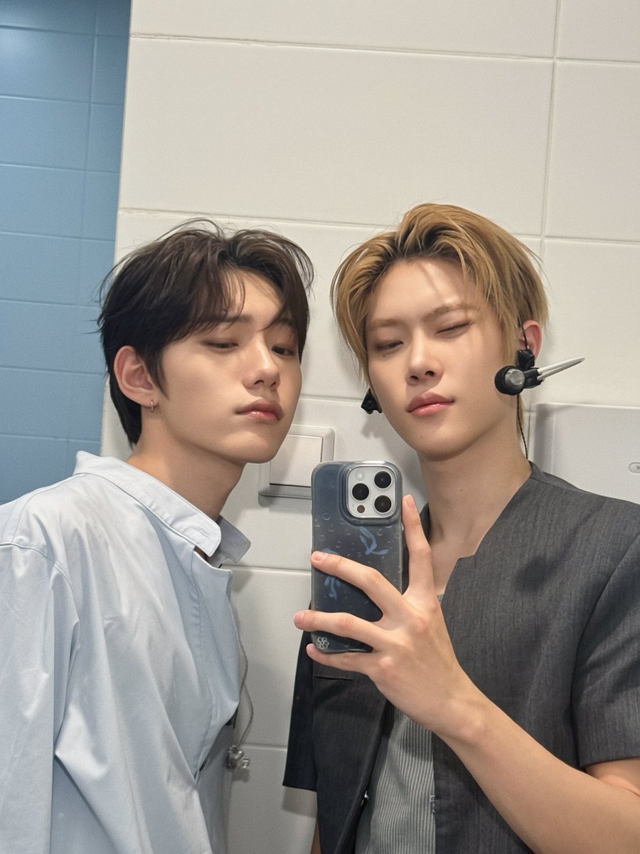 CYE_MEMBERS7's tweet photo. 사랑하는 황금막내 경배야 생일 축하한다.
늘 묵묵히 제 몫 해내려고 노력하는 모습 보면 기특하기도 하고, 한편으로는 마음이 쓰일 때도 있어.
너무 부담 갖지 말고 힘들 땐 언제든 형한테 기대도 돼. 너 뒤에는 항상 우리가 있잖아.
우리 팀에 없어서는 안 될 소중한 존재인 거 알지? 형이 많이 아낀다. 무럭무럭 자라라. 
우리 꼭 같이 성장해서 지금의 이야기들을 웃으며 나누는 그땐 그랬지 놀이 하자. 생일 축하한다.

#장여준 #JANGYEOJUN 
#CLOSEYOUREYES #클로즈유어아이즈
#CYE #클유아