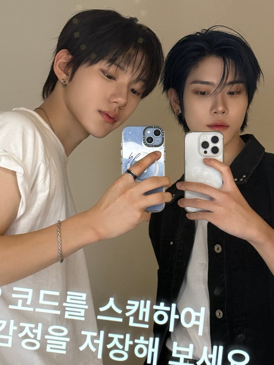 CYE_MEMBERS7's tweet photo. 사랑하는 황금막내 경배야 생일 축하한다.
늘 묵묵히 제 몫 해내려고 노력하는 모습 보면 기특하기도 하고, 한편으로는 마음이 쓰일 때도 있어.
너무 부담 갖지 말고 힘들 땐 언제든 형한테 기대도 돼. 너 뒤에는 항상 우리가 있잖아.
우리 팀에 없어서는 안 될 소중한 존재인 거 알지? 형이 많이 아낀다. 무럭무럭 자라라. 
우리 꼭 같이 성장해서 지금의 이야기들을 웃으며 나누는 그땐 그랬지 놀이 하자. 생일 축하한다.

#장여준 #JANGYEOJUN 
#CLOSEYOUREYES #클로즈유어아이즈
#CYE #클유아