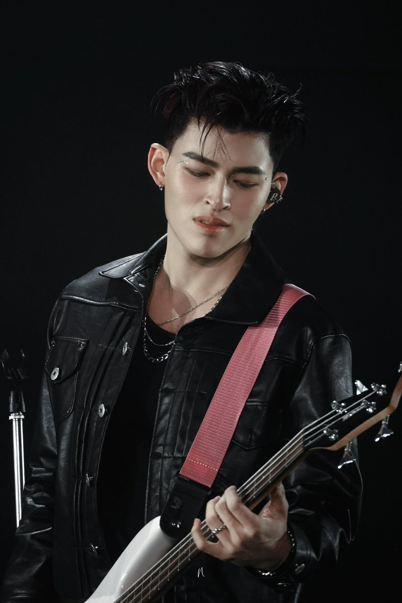 snowbluebu's tweet photo. แล้วดูทุกครั้งที่ปอนด์เล่นเบส on stage ดิ โคตรหล่อ(😭) ฮีเป็นพี่นักดนตรีที่แพรวพราวมากนะ  แล้ว LOL ปีนู้นปอนด์อันเดอร์คัท กุเดรส อยากเห็นฮีเล่นเบสอีกเยอะๆ🧎🏻‍♀️ https://t.co/dUxLy2nq1v