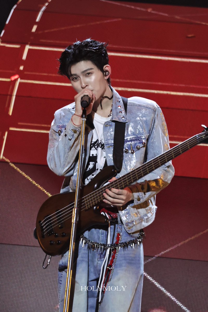 snowbluebu's tweet photo. แล้วดูทุกครั้งที่ปอนด์เล่นเบส on stage ดิ โคตรหล่อ(😭) ฮีเป็นพี่นักดนตรีที่แพรวพราวมากนะ  แล้ว LOL ปีนู้นปอนด์อันเดอร์คัท กุเดรส อยากเห็นฮีเล่นเบสอีกเยอะๆ🧎🏻‍♀️ https://t.co/dUxLy2nq1v