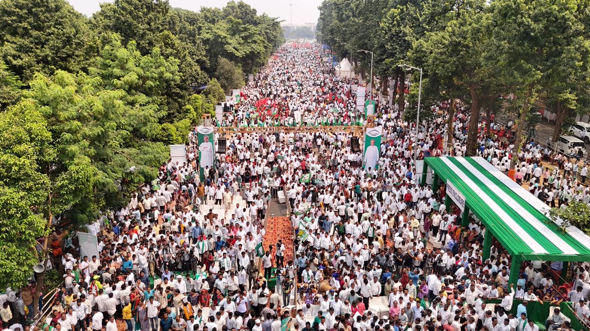 DrSantruptMisra's tweet photo. ଓଡ଼ିଶାର ସ୍ୱାର୍ଥ ବିରୋଧୀ ସଂଶୋଧିତ #MMDR ଆଇନକୁ ବିରୋଧ କରି ଆଜି ଆମ ଦଳର ସଭାପତି ଶ୍ରୀ ନବୀନ ପଟ୍ଟନାୟକଙ୍କ ନେତୃତ୍ୱରେ ଭୁବନେଶ୍ୱରର ଲୋୟର ପିଏମଜିଠାରେ ଏକ ବିଶାଳ ପ୍ରତିବାଦ ସଭା ଅନୁଷ୍ଠିତ ହୋଇଥିଲା।

ଦଳୀୟ ନେତୃବୃନ୍ଦ, କର୍ମୀ ଓ ସମର୍ଥକମାନେ ଏଥିରେ ଯୋଗଦେଇ ସଂଶୋଧିତ MMDR ଆଇନକୁ ନେଇ ନିଜର ଆପତ୍ତି ଓ ପ୍ରତିବାଦ ଜଣାଇଥିଲେ।

ଓଡ଼ିଶାର ସ୍ୱାର୍ଥ ଓ ଅଧିକାର ପାଇଁ ଆମର ଏହି ଲଢ଼େଇ ଆଗକୁ ମଧ୍ୟ ଜାରି ରହିବ।

#MMDR #BJDWithOdisha #NaveenPatnaik #SantruptMisra