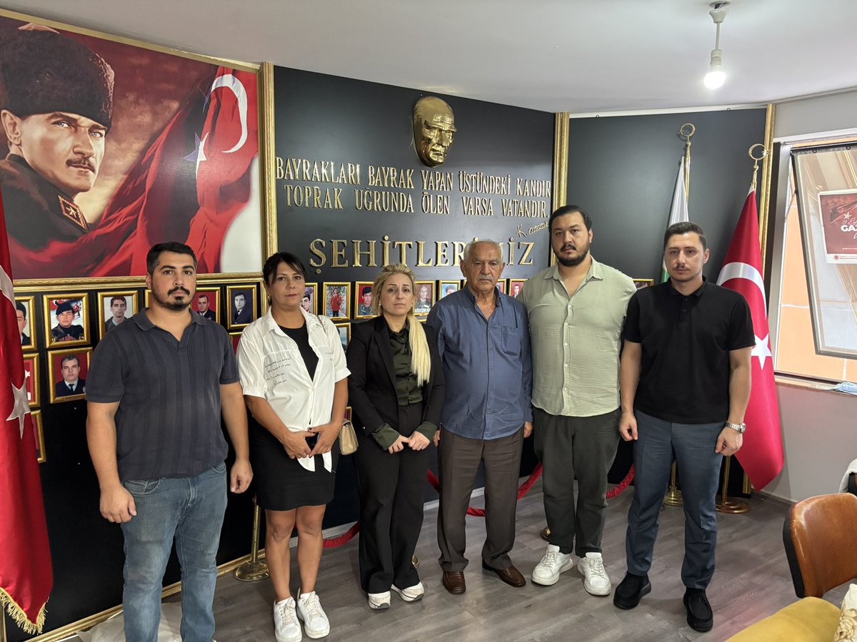 hilalinyildizi's tweet photo. Zafer Partisi İskenderun İlçe Başkanlığı olarak;

🇹🇷Önce İskenderun Şehit ve Gazi Aileleri Derneği Başkanı Sayın Fevzi Mercanoğlu’nu,

🇹🇷Sonrasında İskenderun Kıbrıs Gazileri Derneği Başkanı Sayın Neşet Turan’ı ziyaret ettik.

Şehitlerimizin aziz hatıraları, gazilerimizin emanetleri ve İskenderun’un gündemi üzerine görüş alışverişinde bulunduk.

Nazik ev sahiplikleri için kendilerine teşekkür ediyor; aziz şehitlerimizi rahmetle, kahraman gazilerimizi minnet ve saygıyla anıyoruz.🇹🇷
@umitozdag 
@SerhatTABANCA 
@zaferpartihty 
@zaferisk