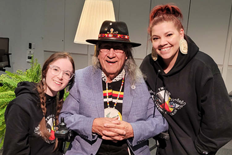NSERC_CRSNG's tweet photo. 🪶
The Two-Eyed Seeing program @MSVU_Halifax creates opportunities for Indigenous youth to explore STEAM in culturally relevant, community-driven ways.

Learn more ▶️ https://t.co/oHFP2Uo2Sx https://t.co/npUs9z83Mg