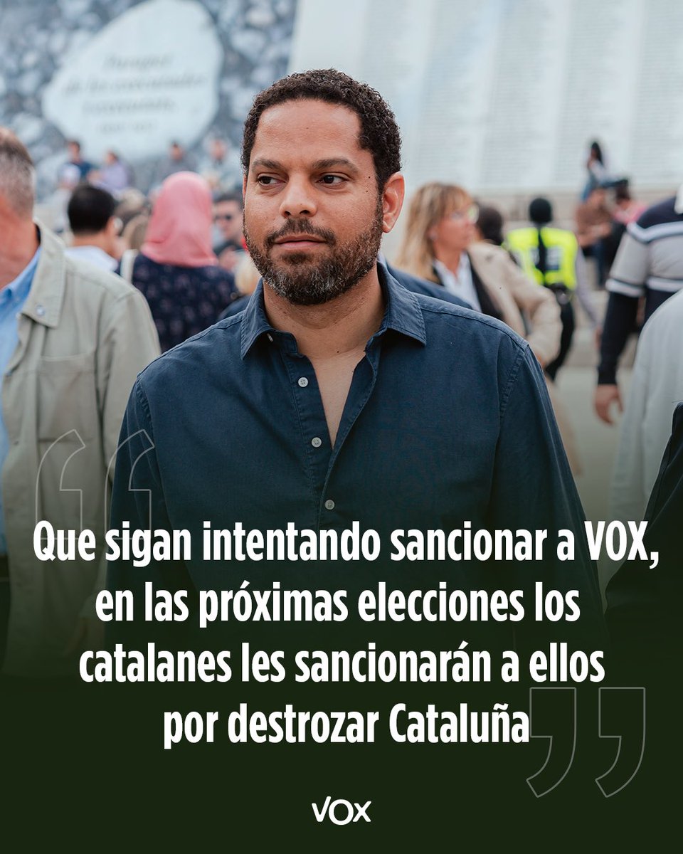 VOX_Cataluna's tweet photo. No arriaremos ninguna bandera.

Sus amenazas, sus piedras y sus denuncias no nos amedrentan.

NI UN PASO ATRÁS.

@Igarrigavaz ⤵️ https://t.co/lbHQiI81lF