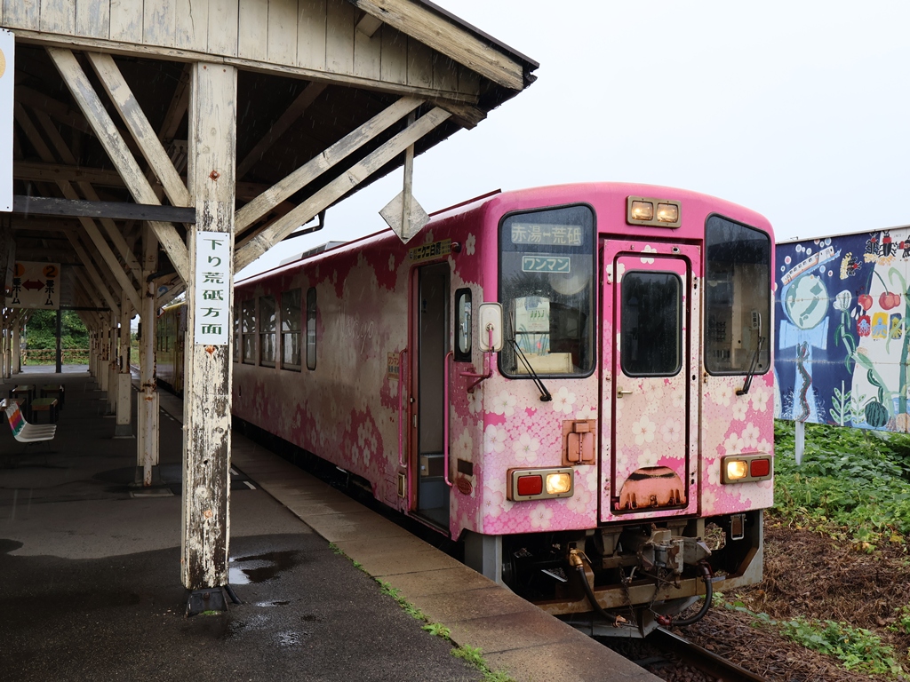 hanasan333's tweet photo. 長井駅に到着。鉄道むすめ巡りの二次元コードは駅舎内・営業窓口にあります。鮎貝りんごさんのパネルも。 https://t.co/ZZTUWNcbW6