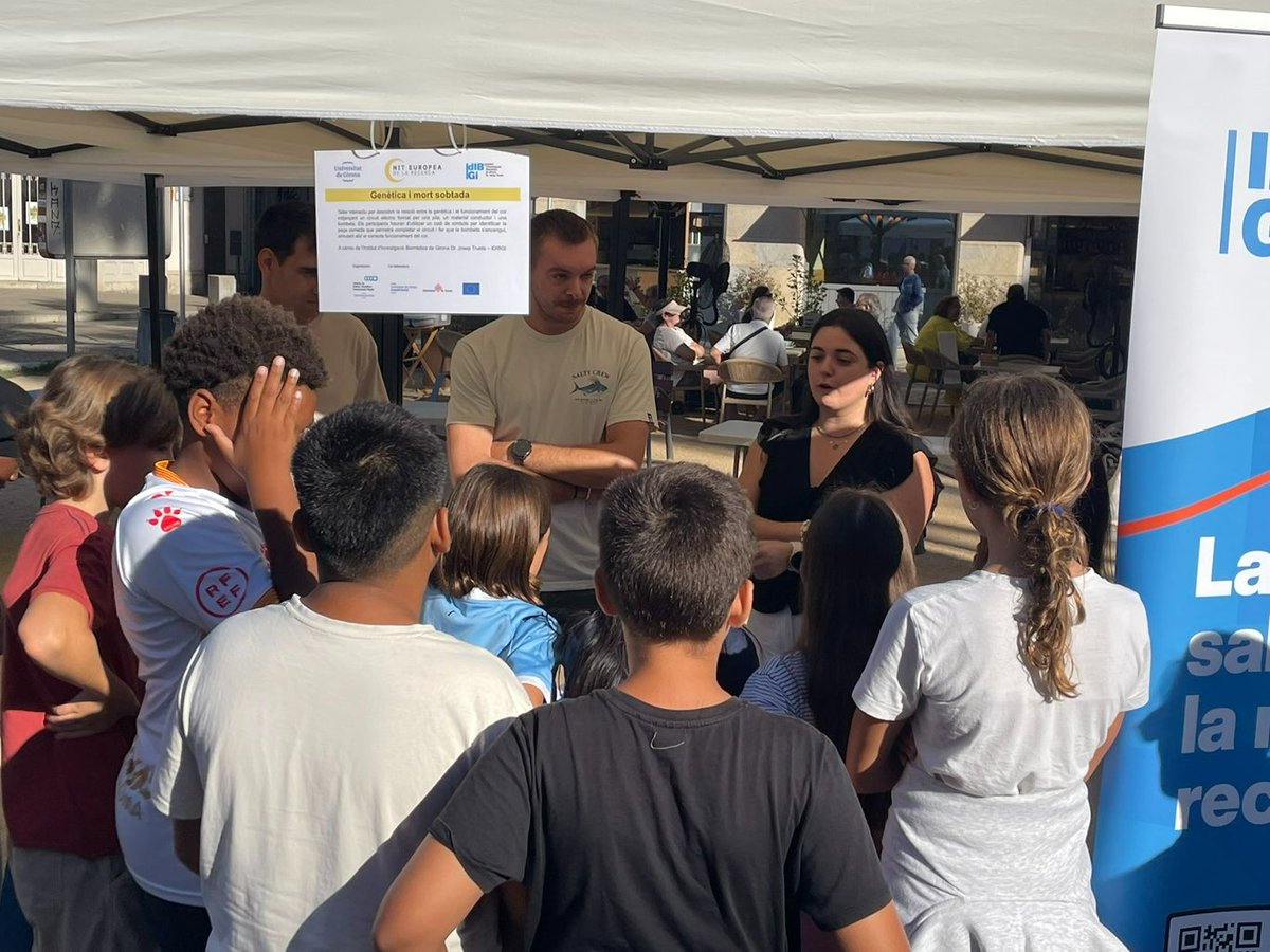 idibgi's tweet photo. 🧬 I la ciència va continuar sortint al carrer!
A la plaça de Santa Susanna del Mercadal, l’@IDIBGI va oferir tallers per a escoles i públic general, amb activitats participatives per acostar diferents àrees de la recerca en salut.
➡️ https://t.co/BepAv3lfmy
#FECYT #UCCI https://t.co/FeEeVKxHFG
