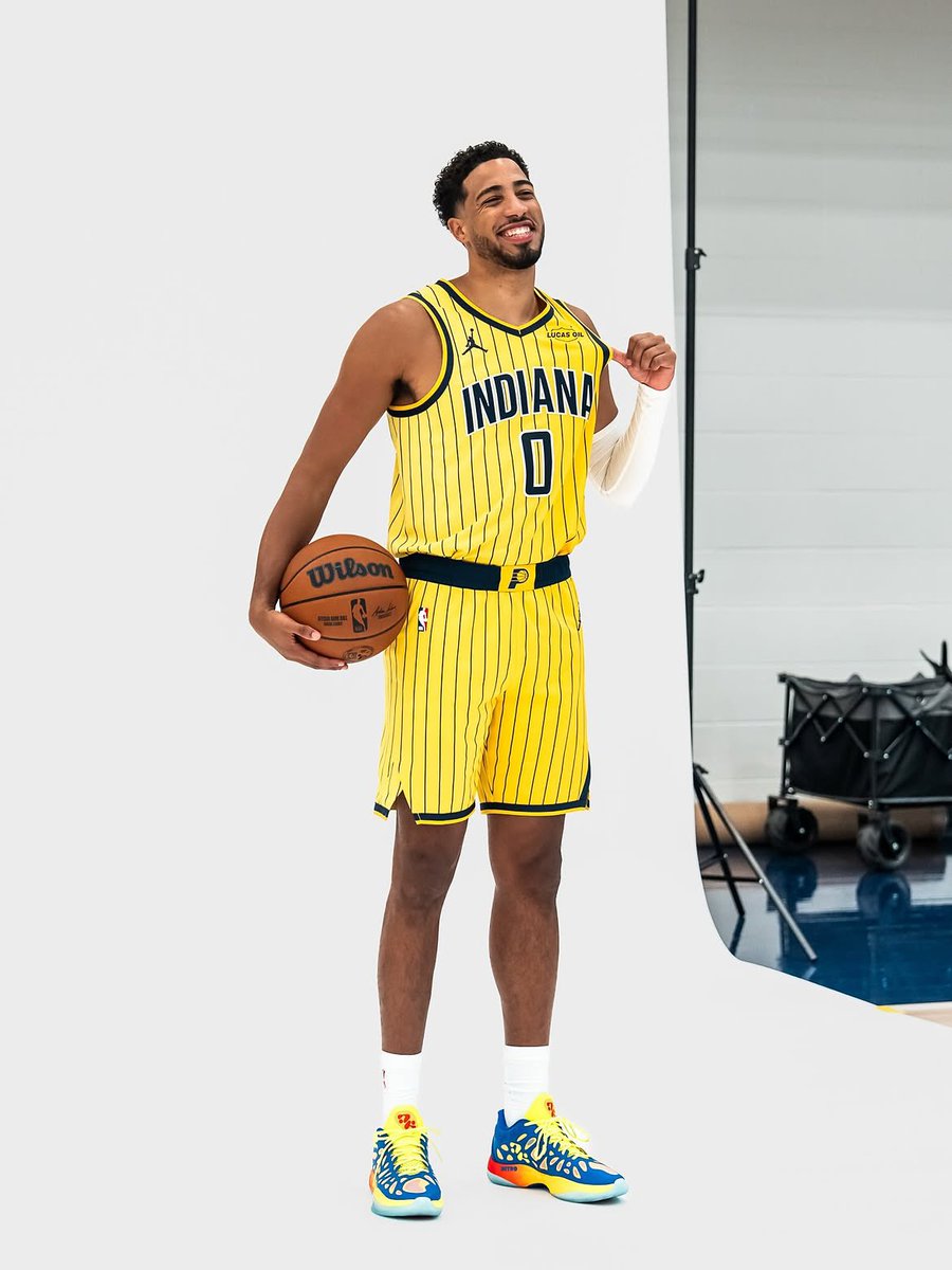 nicekicks's tweet photo. FIRST LOOK 👀

Tyrese Haliburton unveils his second PUMA signature sneaker, the Hali 2, at Media Day 🔥 https://t.co/zkHdDZBeYH