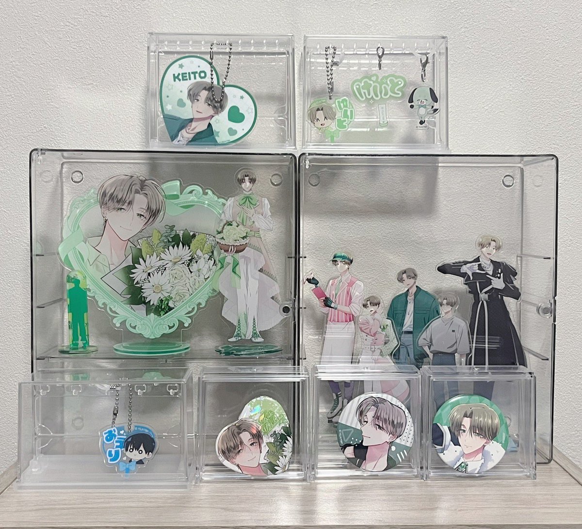 yuu_0914_melon's tweet photo. か、かわい〜😭未だ未開封のアクスタなどグッズが机に散乱している https://t.co/zqy0dDHlAZ