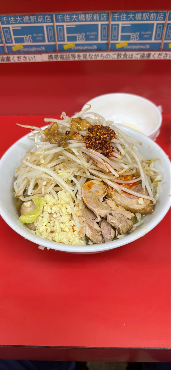 Magata27559's tweet photo. #2026年252杯目
#ラーメン二郎千住大橋駅前店
#先週分遡り投稿
#２度目挑戦の小豚
#生玉子はここではマスト
#なぜならスープがしょっぱ美味過ぎだから
#ヤサイニンニクアブララーユ
#千住大橋ラーメン
#平日営業のみのハードル
#足立区ラーメン https://t.co/qu6pVakGph