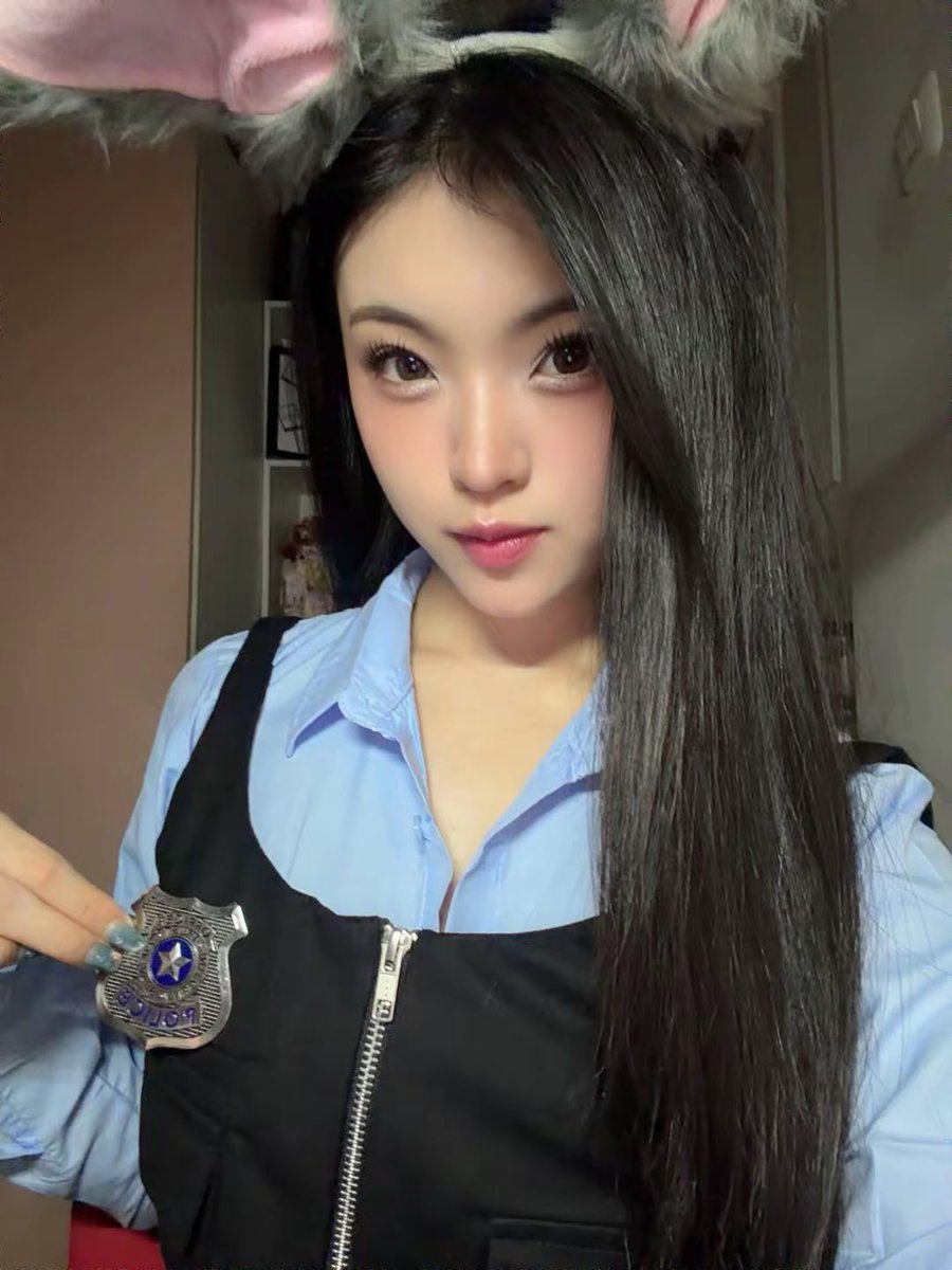 Y_CynthiaJKT48's tweet photo. Rabbit officer on duty 🐰 mana sini yang berani bikin MARAH nanti aku tangkap 😠😤 https://t.co/f7VjU6Dhbe