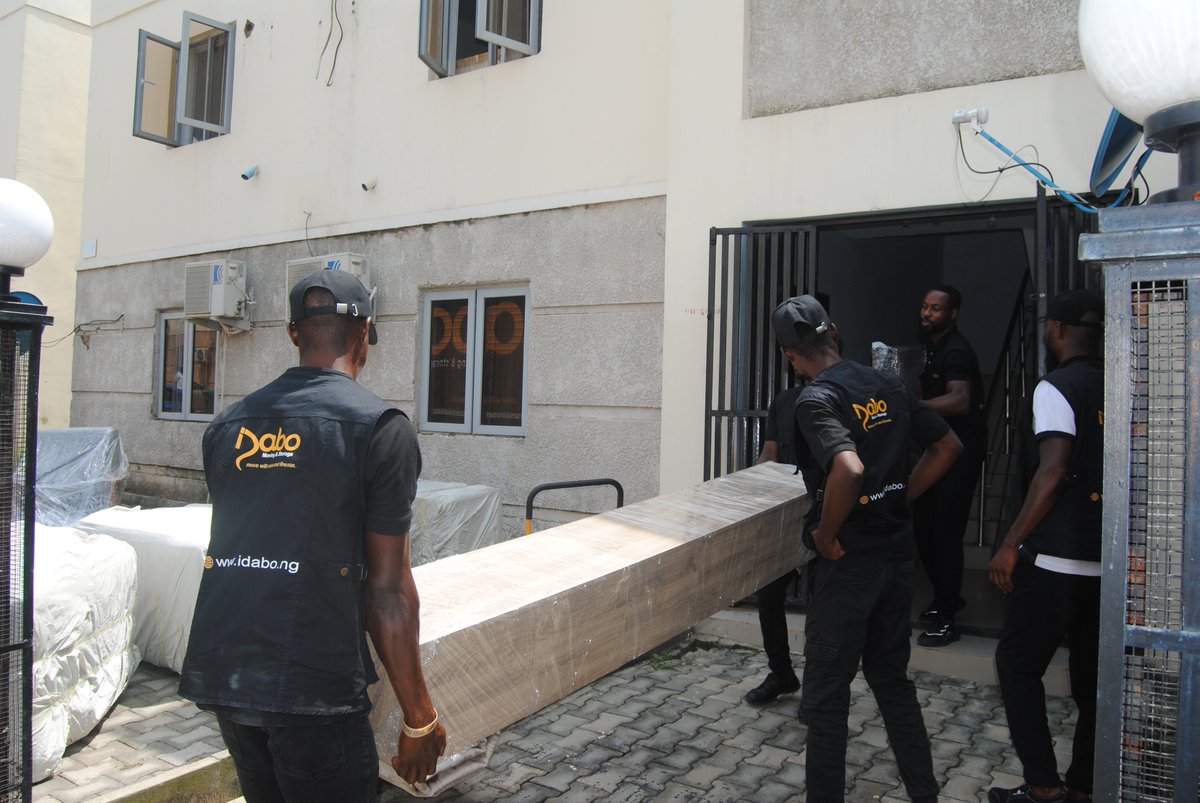 IdaboMoving's tweet photo. A little glimpse of what goes on behind the scenes at IDABO! From careful packing to the heavy lifting, every move takes teamwork, dedication, and attention to detail.
#abuja #lagos #behindthescene #movingcompany #idabong https://t.co/Va4mrPsNNQ