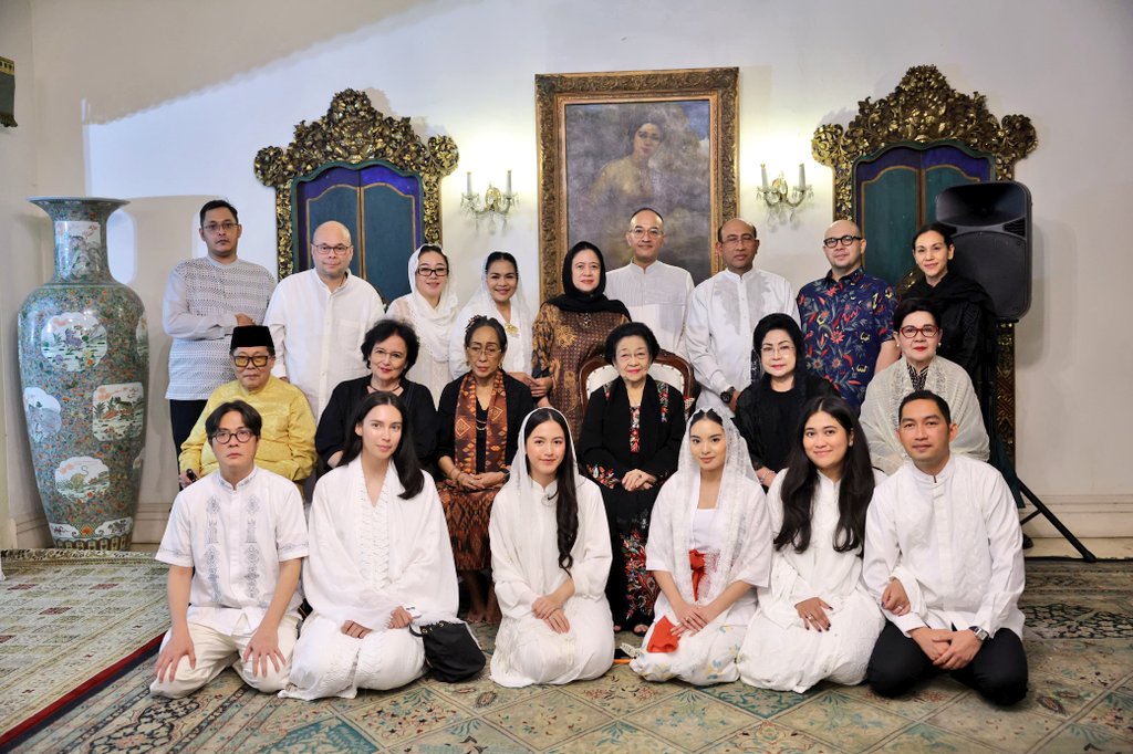 GunRomli's tweet photo. Ibu Megawati Bersama Keluarga Besar Bung Karno Khusyuk Doakan Almarhum Guruh Soekarnoputra di Tahlilan Hari Ketiga

250 Anak Yatim Ikut Tahlilan Hari Ketiga Guruh Soekarnoputra, Ibu Megawati dan Puan Hadir

JAKARTA — Tahlilan hari ketiga wafatnya seniman Guruh Soekarnoputra digelar di kediamannya di Jalan Sriwijaya, Jakarta, Senin (28/9/2026) malam. Kakak kandung Guruh yang juga Ketua Umum PDI Perjuangan, Megawati Soekarnoputri, hadir bersama keluarga besar Presiden pertama RI Soekarno.

Turut hadir Ketua DPR RI yang juga keponakan Guruh, Puan Maharani, serta M. Rizki Pratama. Tampak pula Puti Guntur Soekarno dan Romy Soekarno bersama anggota keluarga besar Bung Karno lainnya.

Guruh Soekarnoputra meninggal dunia pada Sabtu (26/9/2026). Kepergian putra bungsu Presiden pertama RI Soekarno dan Fatmawati tersebut meninggalkan duka mendalam bagi keluarga besar Bung Karno serta dunia seni dan kebudayaan Indonesia.

Dalam acara tersebut, Ibu Megawati duduk bersama adiknya, Sukmawati Soekarnoputri. Di dekat mereka tampak Puan Maharani dan istri Guntur Soekarnoputra, Henny Emilia Handayani.

Duta Besar Republik Tunisia untuk Indonesia, Mohamed Trabelsi, juga hadir dalam tahlilan tersebut. Ia terlihat duduk tidak jauh dari Ibu Megawati.

Suasana khusyuk terasa ketika pembacaan ayat-ayat suci Al-Qur'an dan doa untuk almarhum Guruh dimulai. Sekitar 250 anak yatim turut mengikuti rangkaian tahlilan dengan tertib dan khidmat.

Ibu Megawati terlihat tekun mengikuti pembacaan Surah Yasin, tahlil, serta Surah Al-Fatihah bersama para jemaah yang hadir.

Seniman senior Indro juga tampak hadir dan khusyuk mengikuti doa untuk Guruh.

Ketua Panitia Tahlilan Guruh Soekarnoputra, Puti Guntur, mengatakan seluruh rangkaian tahlilan hari ketiga berjalan lancar.

"Alhamdulillah tahlilan hari ketiga berjalan dengan lancar. Tadi pembacaan Yasin oleh Ustadz Abdul Razak, Tahlil oleh Ustadz Taufik Syamsudin dan doa oleh Ustadz Syabhani," kata Puti di Jalan Sriwijaya, Jakarta, Senin (28/9/2026) malam.

Selepas doa bersama, Ibu Megawati tampak menakupkan kedua tangannya sebagai salam penghormatan kepada pemandu acara tahlilan.

Tahlilan tersebut menjadi momen keluarga besar Bung Karno bersama para kerabat, sahabat, seniman, dan ratusan anak yatim untuk mendoakan Guruh Soekarnoputra pada hari ketiga kepergiannya.

Foto: Monang Sinaga & Guntur Romli
