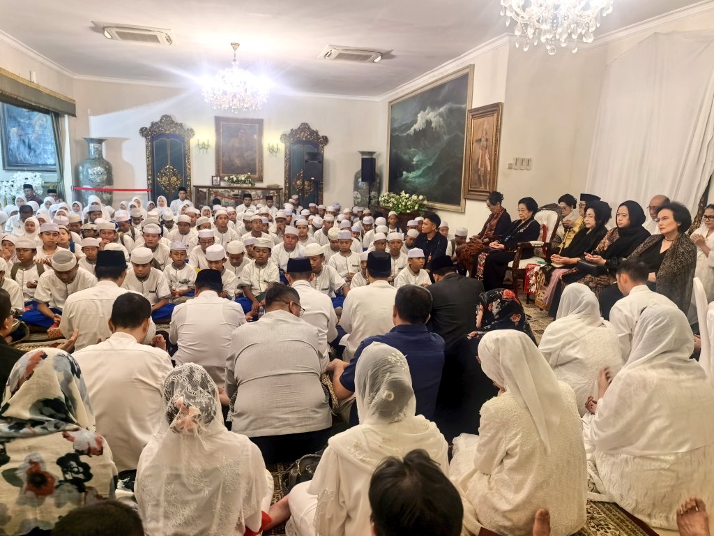 GunRomli's tweet photo. Ibu Megawati Bersama Keluarga Besar Bung Karno Khusyuk Doakan Almarhum Guruh Soekarnoputra di Tahlilan Hari Ketiga

250 Anak Yatim Ikut Tahlilan Hari Ketiga Guruh Soekarnoputra, Ibu Megawati dan Puan Hadir

JAKARTA — Tahlilan hari ketiga wafatnya seniman Guruh Soekarnoputra digelar di kediamannya di Jalan Sriwijaya, Jakarta, Senin (28/9/2026) malam. Kakak kandung Guruh yang juga Ketua Umum PDI Perjuangan, Megawati Soekarnoputri, hadir bersama keluarga besar Presiden pertama RI Soekarno.

Turut hadir Ketua DPR RI yang juga keponakan Guruh, Puan Maharani, serta M. Rizki Pratama. Tampak pula Puti Guntur Soekarno dan Romy Soekarno bersama anggota keluarga besar Bung Karno lainnya.

Guruh Soekarnoputra meninggal dunia pada Sabtu (26/9/2026). Kepergian putra bungsu Presiden pertama RI Soekarno dan Fatmawati tersebut meninggalkan duka mendalam bagi keluarga besar Bung Karno serta dunia seni dan kebudayaan Indonesia.

Dalam acara tersebut, Ibu Megawati duduk bersama adiknya, Sukmawati Soekarnoputri. Di dekat mereka tampak Puan Maharani dan istri Guntur Soekarnoputra, Henny Emilia Handayani.

Duta Besar Republik Tunisia untuk Indonesia, Mohamed Trabelsi, juga hadir dalam tahlilan tersebut. Ia terlihat duduk tidak jauh dari Ibu Megawati.

Suasana khusyuk terasa ketika pembacaan ayat-ayat suci Al-Qur'an dan doa untuk almarhum Guruh dimulai. Sekitar 250 anak yatim turut mengikuti rangkaian tahlilan dengan tertib dan khidmat.

Ibu Megawati terlihat tekun mengikuti pembacaan Surah Yasin, tahlil, serta Surah Al-Fatihah bersama para jemaah yang hadir.

Seniman senior Indro juga tampak hadir dan khusyuk mengikuti doa untuk Guruh.

Ketua Panitia Tahlilan Guruh Soekarnoputra, Puti Guntur, mengatakan seluruh rangkaian tahlilan hari ketiga berjalan lancar.

"Alhamdulillah tahlilan hari ketiga berjalan dengan lancar. Tadi pembacaan Yasin oleh Ustadz Abdul Razak, Tahlil oleh Ustadz Taufik Syamsudin dan doa oleh Ustadz Syabhani," kata Puti di Jalan Sriwijaya, Jakarta, Senin (28/9/2026) malam.

Selepas doa bersama, Ibu Megawati tampak menakupkan kedua tangannya sebagai salam penghormatan kepada pemandu acara tahlilan.

Tahlilan tersebut menjadi momen keluarga besar Bung Karno bersama para kerabat, sahabat, seniman, dan ratusan anak yatim untuk mendoakan Guruh Soekarnoputra pada hari ketiga kepergiannya.

Foto: Monang Sinaga & Guntur Romli