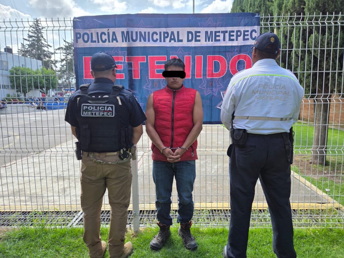 FerFlores_Emp's tweet photo. Tras recibir el reporte de un hombre que presuntamente portaba un arma de fuego en San Gaspar Tlahuelilpan, elementos de nuestra Policía Municipal actuaron de inmediato y detuvieron a Reynaldo “N”, de 26 años, a quien se le aseguró una réplica de arma corta.

La persona detenida fue puesta a disposición del Ministerio Público, autoridad que determinará su situación jurídica. Por estos hechos se inició la carpeta de investigación correspondiente.

En Metepec trabajamos por lo que te importa: tu seguridad y la de tu familia.