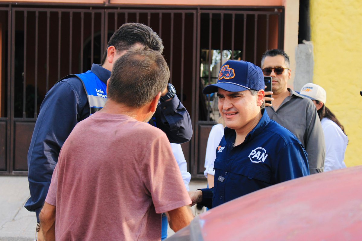 GildardoReal's tweet photo. Hermosillo ha avanzado y hay mucho que cuidar. Y para saber cómo seguir avanzando, hay que estar cerca de la gente.

Por eso seguimos caminando y escuchando. Hoy tocó estar con las familias de la colonia Tiro al Blanco. 🤝

Lo que funciona se cuida y sobre esa base seguimos avanzando.

#LaHNosUne #DefendamosLaH