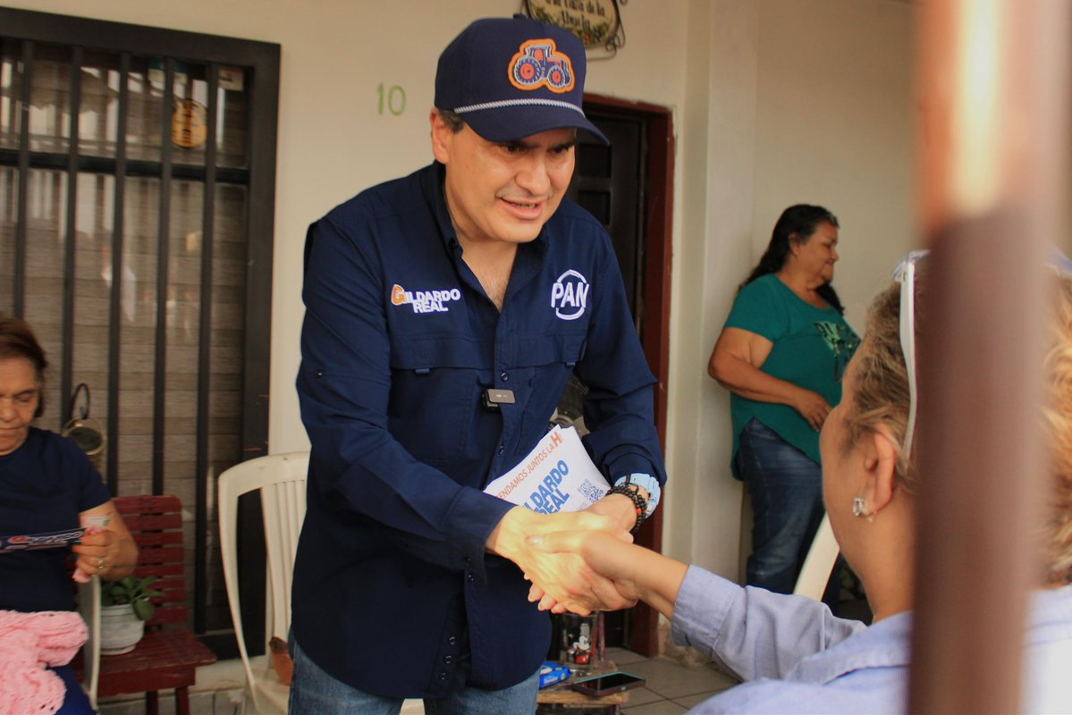 GildardoReal's tweet photo. Hermosillo ha avanzado y hay mucho que cuidar. Y para saber cómo seguir avanzando, hay que estar cerca de la gente.

Por eso seguimos caminando y escuchando. Hoy tocó estar con las familias de la colonia Tiro al Blanco. 🤝

Lo que funciona se cuida y sobre esa base seguimos avanzando.

#LaHNosUne #DefendamosLaH