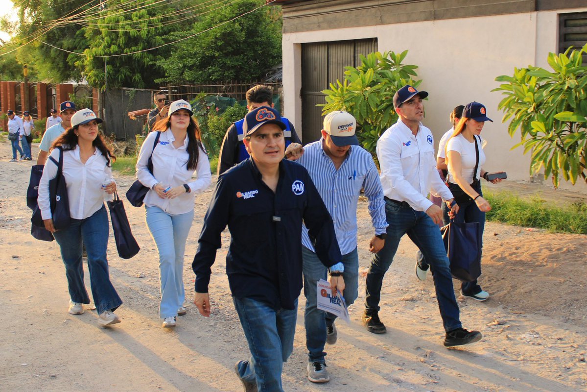 GildardoReal's tweet photo. Hermosillo ha avanzado y hay mucho que cuidar. Y para saber cómo seguir avanzando, hay que estar cerca de la gente.

Por eso seguimos caminando y escuchando. Hoy tocó estar con las familias de la colonia Tiro al Blanco. 🤝

Lo que funciona se cuida y sobre esa base seguimos avanzando.

#LaHNosUne #DefendamosLaH