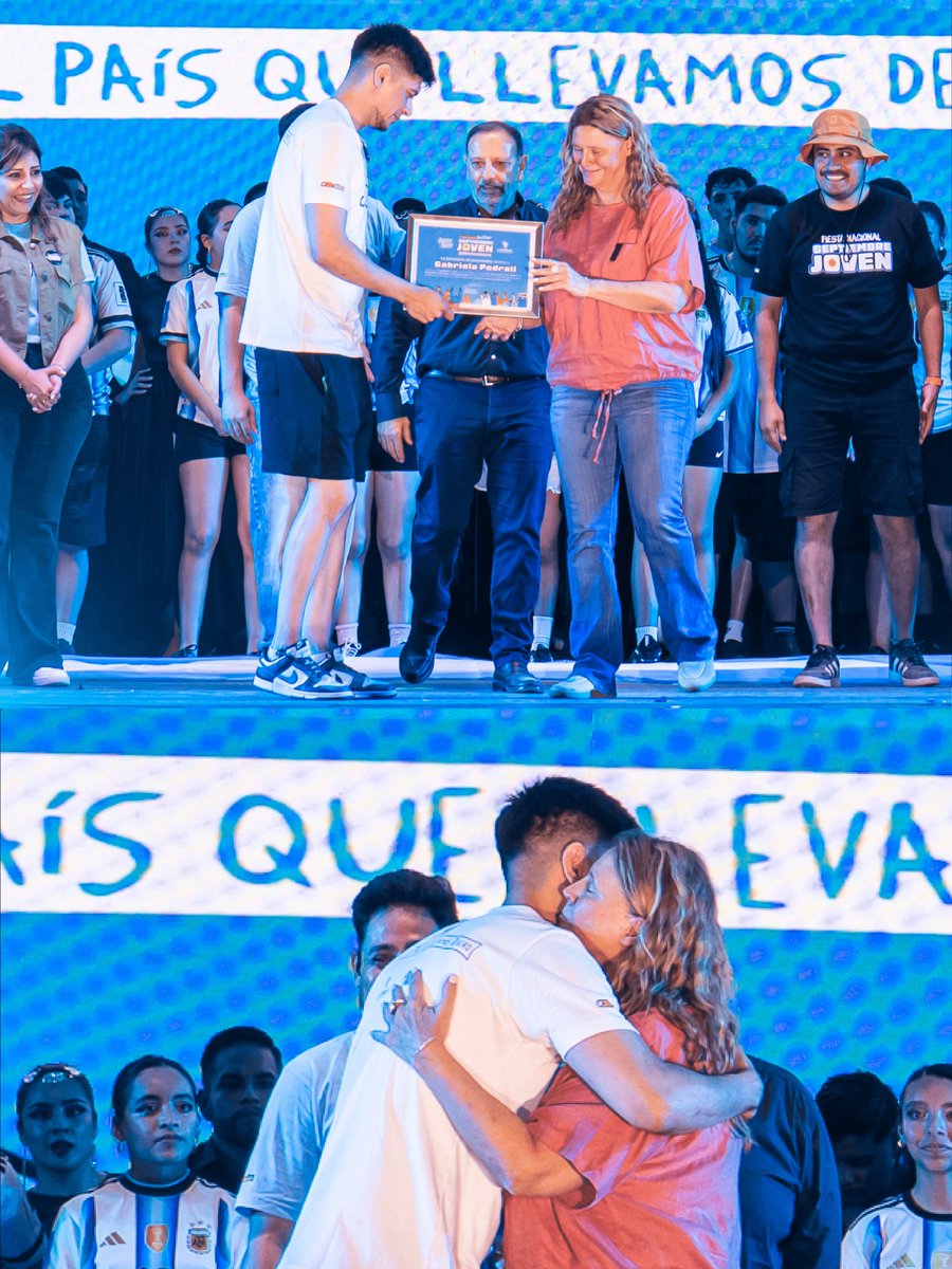 GabyPedrali's tweet photo. Treinta años atrás nacía el festival Septiembre Joven para decirles: "Este lugar es de ustedes". Hoy vengo a redoblar la apuesta: esta provincia es de ustedes. No tienen que pedir permiso para transformarla.

Gracias al equipo de @JuventudRioja por este reconocimiento. Para mí, el mejor homenaje es ver el Septiembre Joven lleno de esperanza y futuro. Gracias 🫶☀️