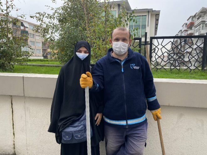 altintasme's tweet photo. Temizlik işçisi Adem kardeşimiz aklıma geldi, görevini yaparken bir çanta fark ediyor. İçinde 10.766 Euro, 35.440 dolar ve 2.890 lira var. Hiç tereddüt etmeden sahibini bulup teslim ederken şöyle demişti: "Çanta dolu parayı görünce zerre bir şey hissetmedim, çünkü haram para..." https://t.co/CaT0uxGCmX
