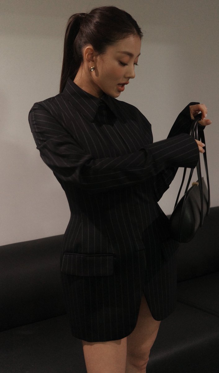 godmitzu's tweet photo. JIHYO will reportedly be going to Paris Fashion Week for MUGLER. https://t.co/b101lKiaDz