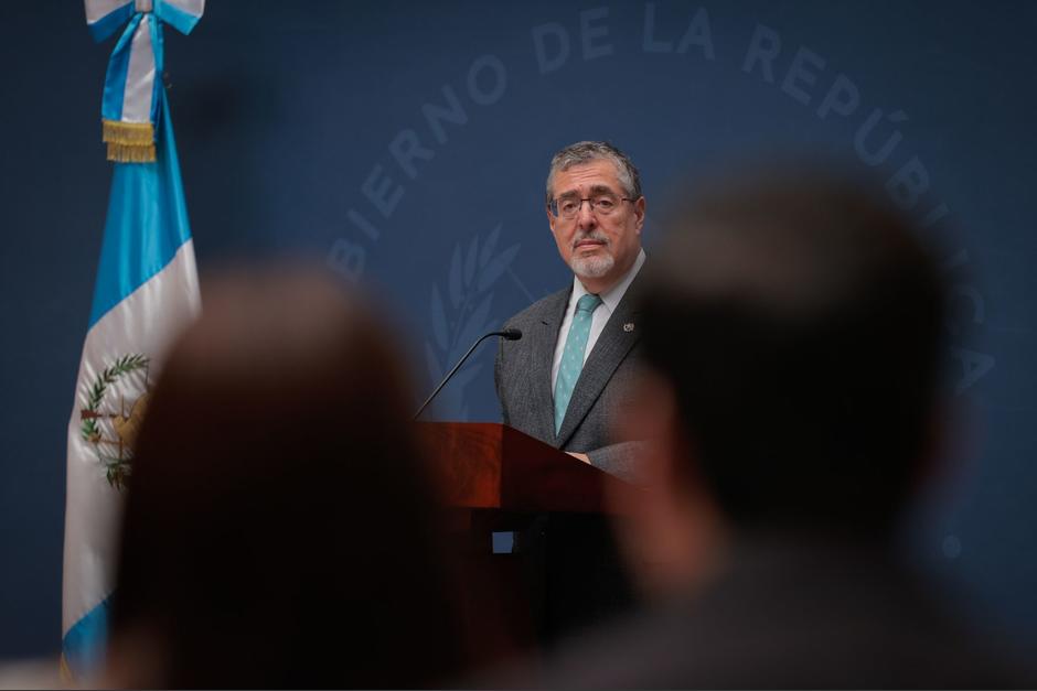 Arévalo tiene en sus manos dos decretos para bajar precios de combustibles