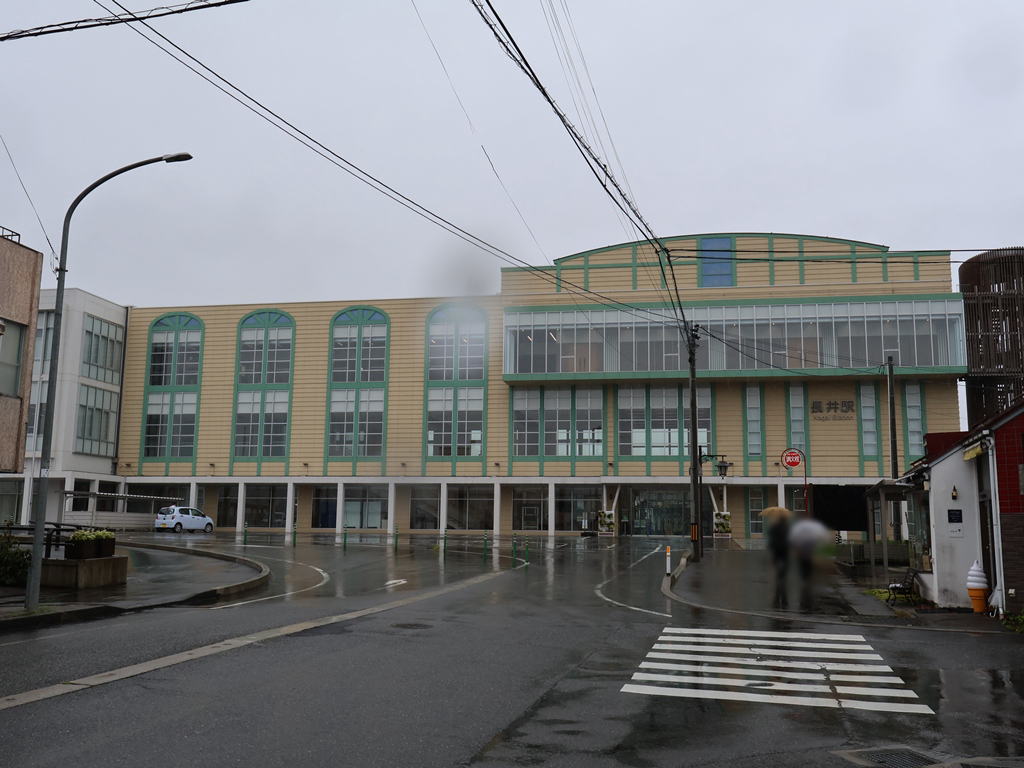 hanasan333's tweet photo. 山形鉄道は７年ぶりの訪問。長井駅の新駅舎も初めて訪れました。列車待ちで１時間半ほど時間があり、あいにくの雨でしたが散策。道の駅･川のみなと長井でお土産など購入。ご当地パンも発見！途中にある木造校舎は地域の拠点になっているそう。 https://t.co/jwJCTzN9TL