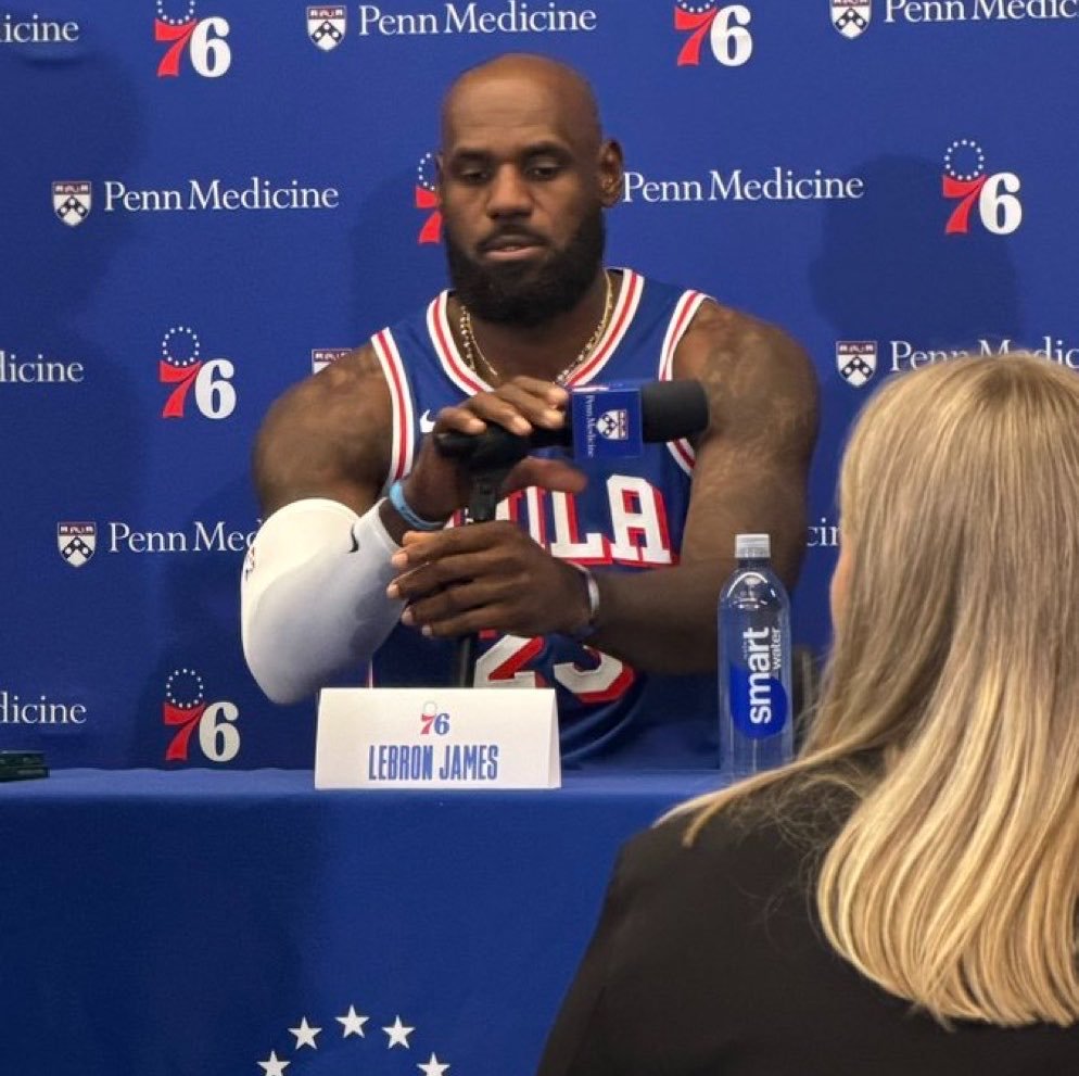IsolationNBA's tweet photo. "No pienso en si es mi última etapa como jugador o no. Pienso en cómo ser un mejor jugador cada día para esta franquicia. Ese es el único lugar en donde está mi cabeza en este momento".

LeBron James en el Media Day de 76ers. https://t.co/x5VwiXJPxJ