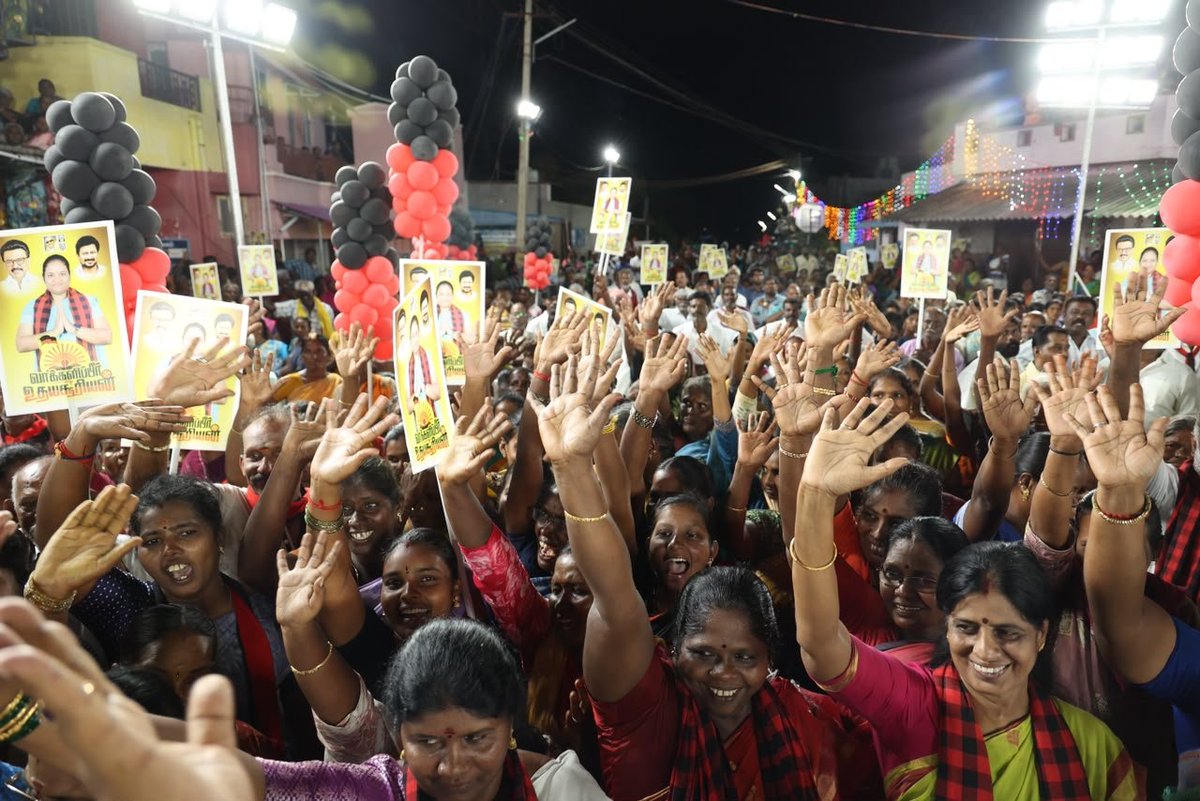 KanimozhiDMK's tweet photo. மணக்கடவு பகுதியில் தாராபுரம் சட்டமன்றத் தொகுதியின் கழக வேட்பாளர் திருமிகு S.சுகன்யா அவர்களுக்கு ஆதரவாகத் தேர்தல் பரப்புரை மேற்கொண்டேன்.

மக்களை வஞ்சித்து, வாழ்வாதாரத்தை நசுக்கிக் கொண்டிருக்கும் திறனற்ற தவெக ஆட்சிக்கு தோல்வியை பரிசளிக்க மக்கள் உறுதியோடு இருக்கிறார்கள். மணக்கடவு மக்களின் எழுச்சிமிக்க வரவேற்பு தாராபுரத்தில் உதயசூரியனின் உதயத்தை உரக்கச் சொல்கிறது!

#VoteForDMK