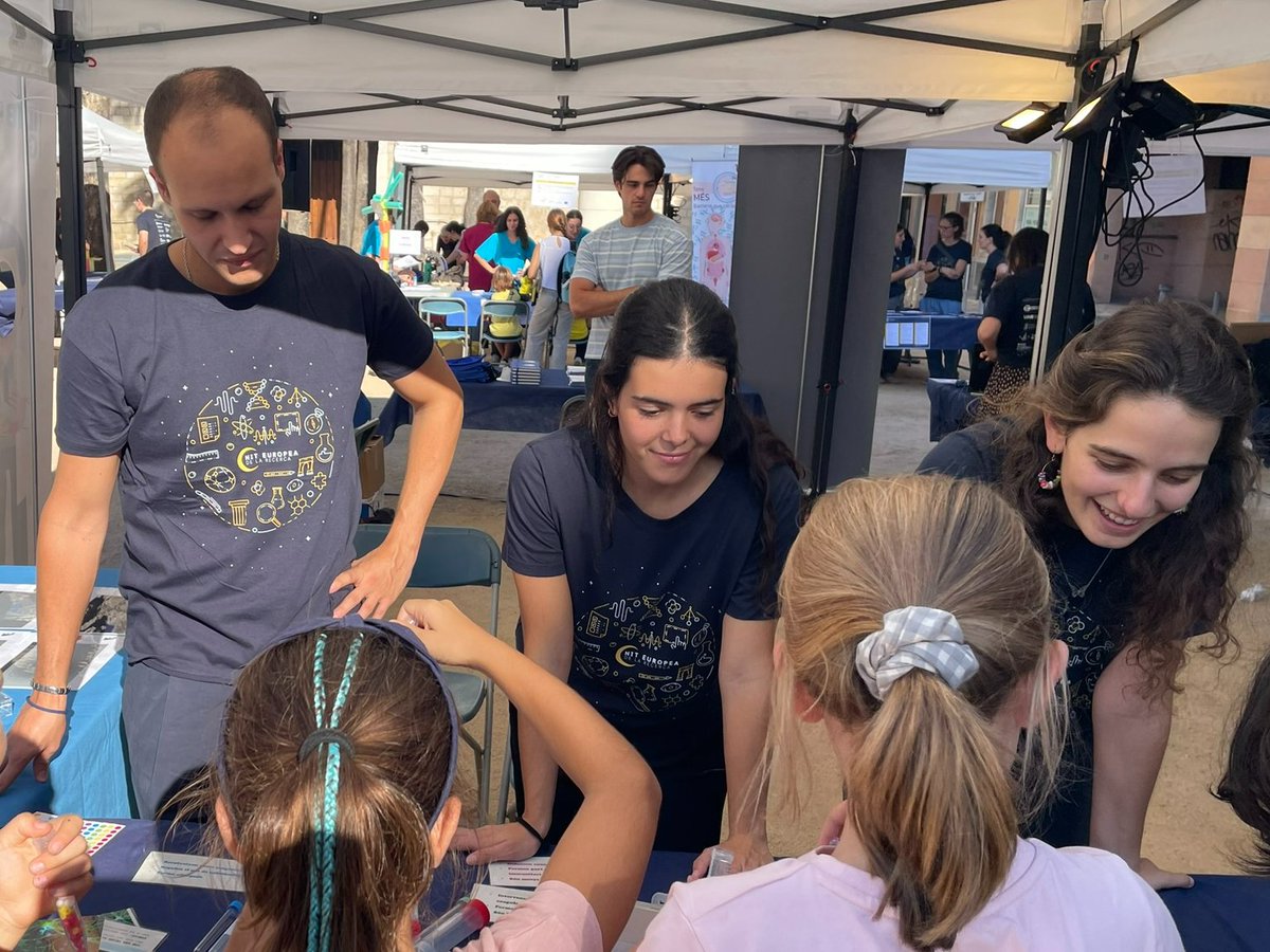 idibgi's tweet photo. 🧬 I la ciència va continuar sortint al carrer!
A la plaça de Santa Susanna del Mercadal, l’@IDIBGI va oferir tallers per a escoles i públic general, amb activitats participatives per acostar diferents àrees de la recerca en salut.
➡️ https://t.co/BepAv3lfmy
#FECYT #UCCI https://t.co/FeEeVKxHFG