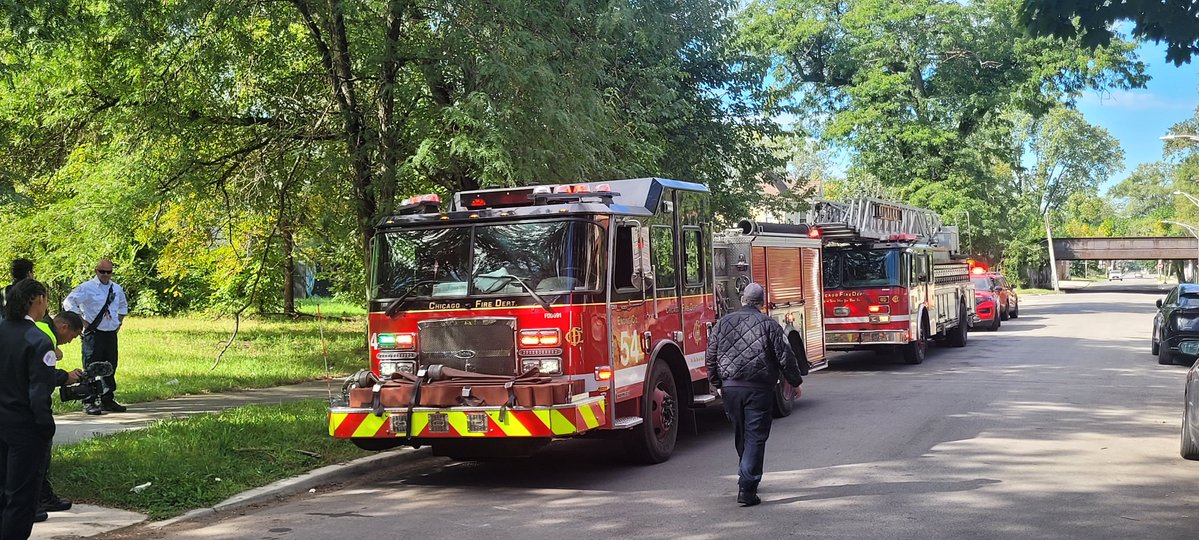 CFDMedia's tweet photo. 2-2-1, BC19, E54, T20 joined Pub Ed in passing out smoke alarms and safety information following the unfortunate fire fatality on the 500 block of W. 66th Street that occurred last week. Check your smoke alarm battery today &amp; go over your emergency exit plan with your family. https://t.co/OoMubUZj7g