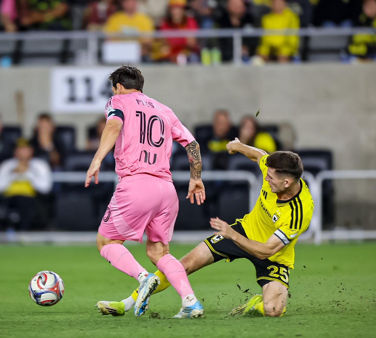 Jomens25's tweet photo. Messi in Columbus Ohio, he scored a banger but the Crew made sure he took home no points. https://t.co/DsalZnHzws