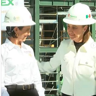 YoAmoaLaCiencia's tweet photo. Otro derrame de residuos de la Refinería Madero en río de Tamaulipas: PEMEX culpa a las lluvias

El 25 de septiembre se detectó un nuevo derrame de residuos provenientes del sistema de descargas de la Refinería Francisco I. Madero hacia el río Pánuco.

PEMEX sostiene que las lluvias elevaron los niveles de sus drenajes y el caudal hacia el área de efluentes, lo que pudo arrastrar esos materiales hasta el canal Varadero y posteriormente hacia el río.

¿Qué tan saturados, deteriorados o insuficientes están sus sistemas de drenaje, tratamiento y contención si una lluvia fue capaz de movilizar residuos industriales hasta el Pánuco?

El canal Varadero forma parte de un sistema que recibe aguas residuales del área de plantas, patios de tanques y colectores pluviales de la refinería antes de desembocar en el río.

En una refinería es previsible que esa red reciba agua con residuos industriales y el agua de lluvia puede arrastrar partículas, aceites, coque y otros materiales desde patios de tanques y áreas de proceso.

Precisamente por eso existen sistemas de sedimentación y separadores de aceite antes de la descarga.

El esquema tiene áreas de proceso, patios de tanques y colectores pluviales alimentan los drenajes de la refinería y esas corrientes deben pasar por sistemas de separación y tratamiento. 

Después llegan al canal Varadero y finalmente al Pánuco.

Por eso el problema no es simplemente que hubiera contaminantes dentro de un drenaje industrial. El problema es que PEMEX reconoce que la lluvia elevó ese sistema y arrastró “sedimentos”.

Si esos residuos llegaron hasta el río, hay que explicar dónde estaban acumulados y por qué los sistemas diseñados para separar sólidos, aceites y otros contaminantes no lograron detenerlos.

Y tampoco sabemos todavía exactamente qué terminó en el Pánuco, la Marina identificó coque, material con apariencia de posible hidrocarburo e iridiscencias.

El coque de petróleo puede contener níquel, vanadio y determinados hidrocarburos aromáticos policíclicos, aunque sólo los análisis de las muestras recogidas permitirán conocer su composición y concentración en este episodio.

Lo que no puede hacer Pemex es reducir todo a simples “sedimentos” arrastrados por la lluvia cuando se trata de material generado o acumulado dentro del sistema industrial de una refinería.

En junio de 2026 ya se había detectado otra mancha oscura en el Pánuco, junto a instalaciones de Pemex. 

La empresa tomó muestras en el fondo del canal Varadero, revisó drenajes que alimentan ese sistema y colocó barreras de contención.

Juan Carlos Carpio Fragoso, director general de PEMEX y Luz Elena González secretaria de Energía, tienen que responder por el estado de una refinería federal donde una lluvia fue suficiente para provocar un desastre ambiental.

La Agencia de Seguridad, Energía y Ambiente (ASEA), es la autoridad federal especializada que supervisa al sector hidrocarburos en temas de seguridad industrial, seguridad operativa y protección ambiental.

La cual deberá determinar si los drenajes, separadores, sistemas de tratamiento y estructuras de contención funcionaron como debían y si tienen capacidad real para enfrentar las lluvias de la región.

Hasta ahora se habla de barreras, camiones de succión y limpieza, pero eso no equivale a remediación. 

Retirar lo que flota o limpiar una margen no demuestra que hayan desaparecido contaminantes del agua ni de los sedimentos.

Sigue faltando un balance ambiental público que establezca qué sustancias llegaron al río, en qué concentraciones, qué extensión alcanzaron y si existe afectación a organismos acuáticos.

Alicia Bárcena debe explicar qué monitoreo ambiental está realizando SEMARNAT y que exactamente está trabajando con PEMEX y la Secretaría de Energía.

¿Será que nuestra secretaría medioambiental tenga ganas de  trabajar en este tema o no tiene espacio en su agenda política?

¿Y PROFEPA con Mariana Boy, ya se están evaluando agua, sedimentos y fauna? ¿Habrá remediación ambiental o el caso terminará cuando deje de verse la mancha?

PEMEX decidió culpar a las lluvias. Pero sí una lluvia fue suficiente para comprometer el sistema de manejo de residuos de la Refinería Madero, ¿qué ocurriría ante una tormenta de mayor magnitud?

¿Estamos ante instalaciones capaces de contener una contingencia mayor o ante el riesgo de que el próximo episodio termine convertido en un desastre ambiental en el Pánuco y el Golfo de México?