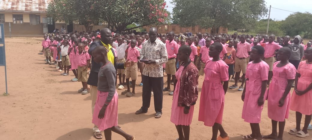rachealsky1's tweet photo. ONC Coordinator for Madi Okollo District, Afidraa Kennedy, monitored Buzu Foundation PS in Offaka Sub-county &amp; physically verified 743 learners (367 boys &amp; 376 girls) P1–P7, He observed, inadequate staff facilities, no staff toilets, &amp; cracked classroom blocks #JajjaKwesiva2031 https://t.co/xITCA0vrwC