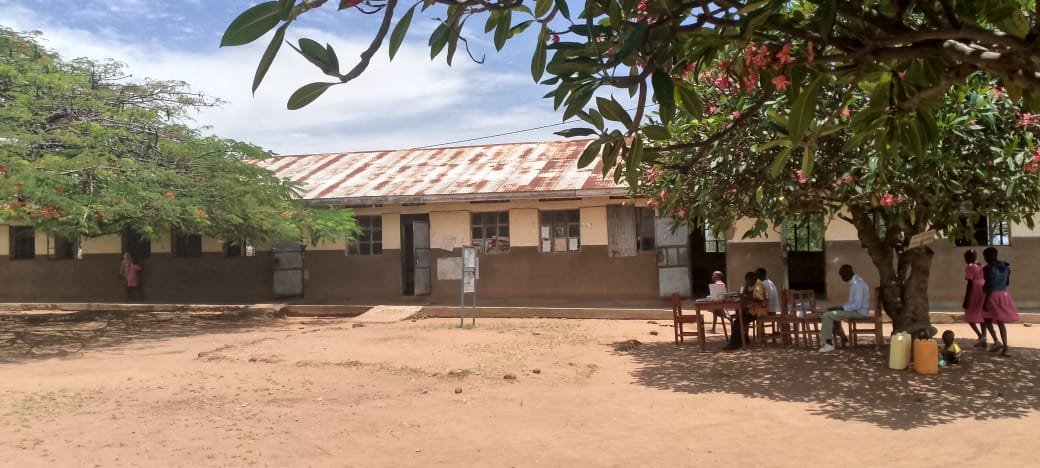 rachealsky1's tweet photo. ONC Coordinator for Madi Okollo District, Afidraa Kennedy, monitored Buzu Foundation PS in Offaka Sub-county &amp; physically verified 743 learners (367 boys &amp; 376 girls) P1–P7, He observed, inadequate staff facilities, no staff toilets, &amp; cracked classroom blocks #JajjaKwesiva2031 https://t.co/xITCA0vrwC