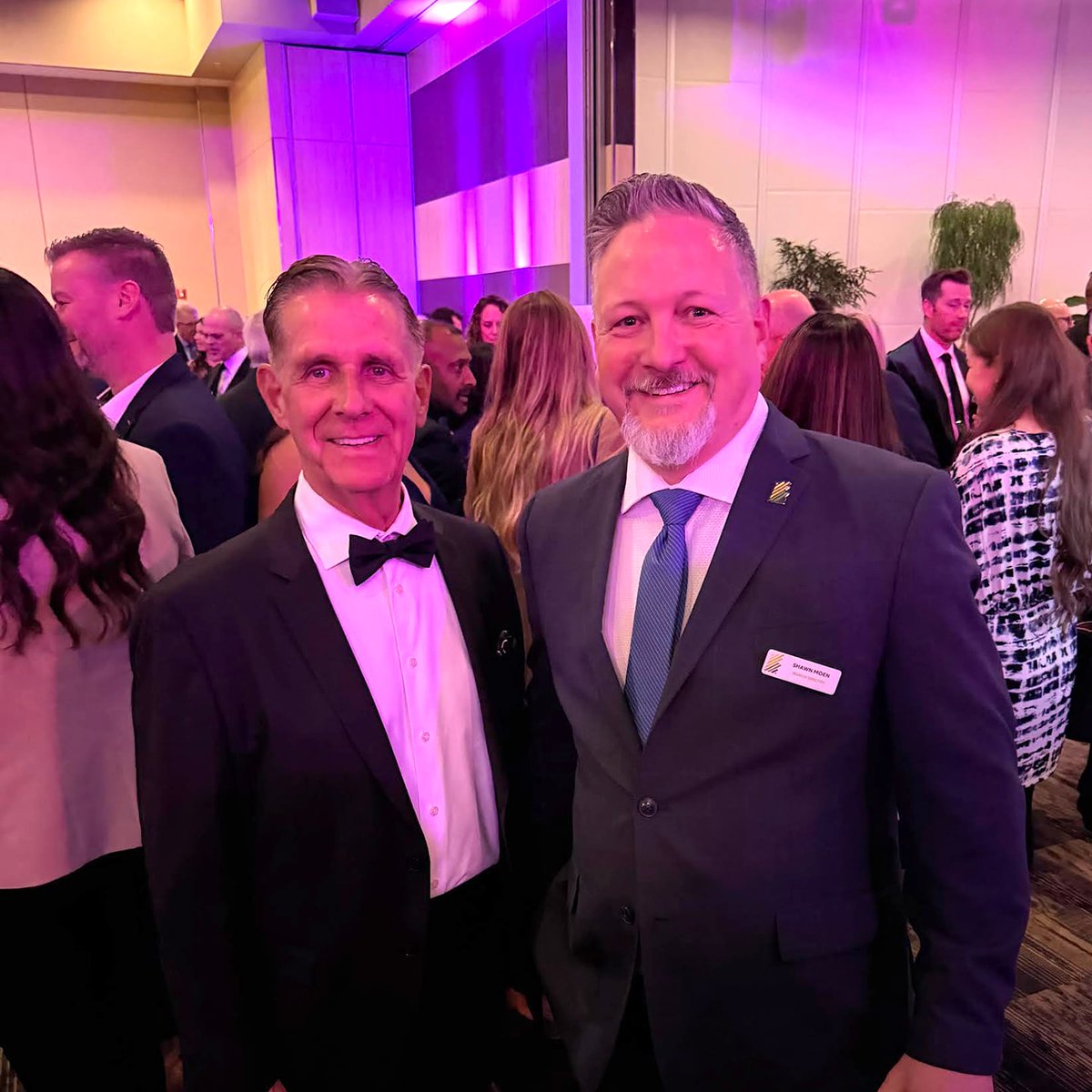 MetCredit's tweet photo. David Hopkyns of MetCredit with Shawn Moen, Chair of the Saskatchewan Chamber of Commerce attending the ABEX award gala Saturday night in Saskatoon, sponsored by MetCredit! https://t.co/QlZa8VK6qk