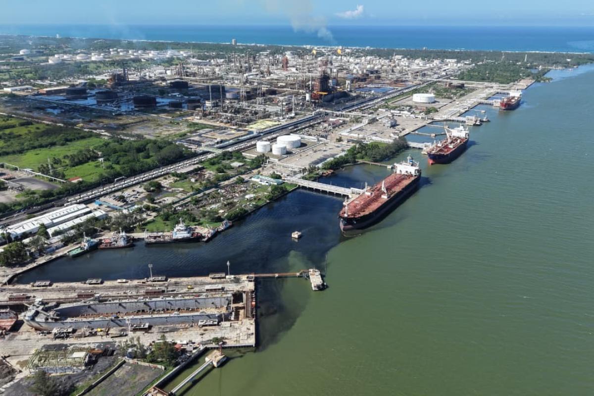 YoAmoaLaCiencia's tweet photo. Otro derrame de residuos de la Refinería Madero en río de Tamaulipas: PEMEX culpa a las lluvias

El 25 de septiembre se detectó un nuevo derrame de residuos provenientes del sistema de descargas de la Refinería Francisco I. Madero hacia el río Pánuco.

PEMEX sostiene que las lluvias elevaron los niveles de sus drenajes y el caudal hacia el área de efluentes, lo que pudo arrastrar esos materiales hasta el canal Varadero y posteriormente hacia el río.

¿Qué tan saturados, deteriorados o insuficientes están sus sistemas de drenaje, tratamiento y contención si una lluvia fue capaz de movilizar residuos industriales hasta el Pánuco?

El canal Varadero forma parte de un sistema que recibe aguas residuales del área de plantas, patios de tanques y colectores pluviales de la refinería antes de desembocar en el río.

En una refinería es previsible que esa red reciba agua con residuos industriales y el agua de lluvia puede arrastrar partículas, aceites, coque y otros materiales desde patios de tanques y áreas de proceso.

Precisamente por eso existen sistemas de sedimentación y separadores de aceite antes de la descarga.

El esquema tiene áreas de proceso, patios de tanques y colectores pluviales alimentan los drenajes de la refinería y esas corrientes deben pasar por sistemas de separación y tratamiento. 

Después llegan al canal Varadero y finalmente al Pánuco.

Por eso el problema no es simplemente que hubiera contaminantes dentro de un drenaje industrial. El problema es que PEMEX reconoce que la lluvia elevó ese sistema y arrastró “sedimentos”.

Si esos residuos llegaron hasta el río, hay que explicar dónde estaban acumulados y por qué los sistemas diseñados para separar sólidos, aceites y otros contaminantes no lograron detenerlos.

Y tampoco sabemos todavía exactamente qué terminó en el Pánuco, la Marina identificó coque, material con apariencia de posible hidrocarburo e iridiscencias.

El coque de petróleo puede contener níquel, vanadio y determinados hidrocarburos aromáticos policíclicos, aunque sólo los análisis de las muestras recogidas permitirán conocer su composición y concentración en este episodio.

Lo que no puede hacer Pemex es reducir todo a simples “sedimentos” arrastrados por la lluvia cuando se trata de material generado o acumulado dentro del sistema industrial de una refinería.

En junio de 2026 ya se había detectado otra mancha oscura en el Pánuco, junto a instalaciones de Pemex. 

La empresa tomó muestras en el fondo del canal Varadero, revisó drenajes que alimentan ese sistema y colocó barreras de contención.

Juan Carlos Carpio Fragoso, director general de PEMEX y Luz Elena González secretaria de Energía, tienen que responder por el estado de una refinería federal donde una lluvia fue suficiente para provocar un desastre ambiental.

La Agencia de Seguridad, Energía y Ambiente (ASEA), es la autoridad federal especializada que supervisa al sector hidrocarburos en temas de seguridad industrial, seguridad operativa y protección ambiental.

La cual deberá determinar si los drenajes, separadores, sistemas de tratamiento y estructuras de contención funcionaron como debían y si tienen capacidad real para enfrentar las lluvias de la región.

Hasta ahora se habla de barreras, camiones de succión y limpieza, pero eso no equivale a remediación. 

Retirar lo que flota o limpiar una margen no demuestra que hayan desaparecido contaminantes del agua ni de los sedimentos.

Sigue faltando un balance ambiental público que establezca qué sustancias llegaron al río, en qué concentraciones, qué extensión alcanzaron y si existe afectación a organismos acuáticos.

Alicia Bárcena debe explicar qué monitoreo ambiental está realizando SEMARNAT y que exactamente está trabajando con PEMEX y la Secretaría de Energía.

¿Será que nuestra secretaría medioambiental tenga ganas de  trabajar en este tema o no tiene espacio en su agenda política?

¿Y PROFEPA con Mariana Boy, ya se están evaluando agua, sedimentos y fauna? ¿Habrá remediación ambiental o el caso terminará cuando deje de verse la mancha?

PEMEX decidió culpar a las lluvias. Pero sí una lluvia fue suficiente para comprometer el sistema de manejo de residuos de la Refinería Madero, ¿qué ocurriría ante una tormenta de mayor magnitud?

¿Estamos ante instalaciones capaces de contener una contingencia mayor o ante el riesgo de que el próximo episodio termine convertido en un desastre ambiental en el Pánuco y el Golfo de México?