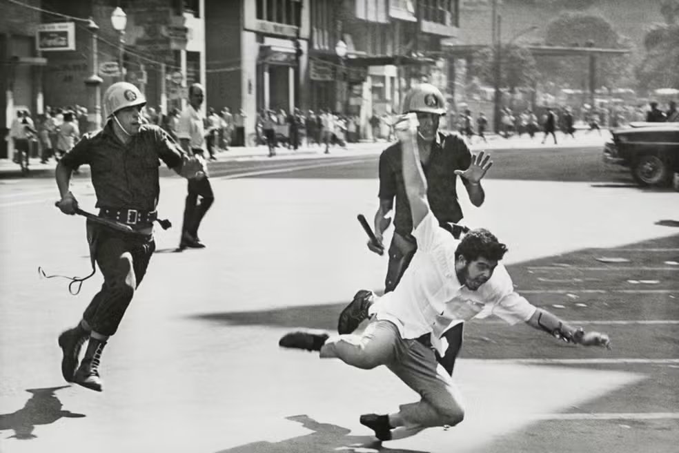 d3adseas's tweet photo. Let's talk about the "Great Brazil" they so want to bring back. Since you people don't get taught world history at schools, let us, the affected, tell you a little about the Brazilian dictatorship. (1/?) 🧵 https://t.co/LxDLSfx6lQ