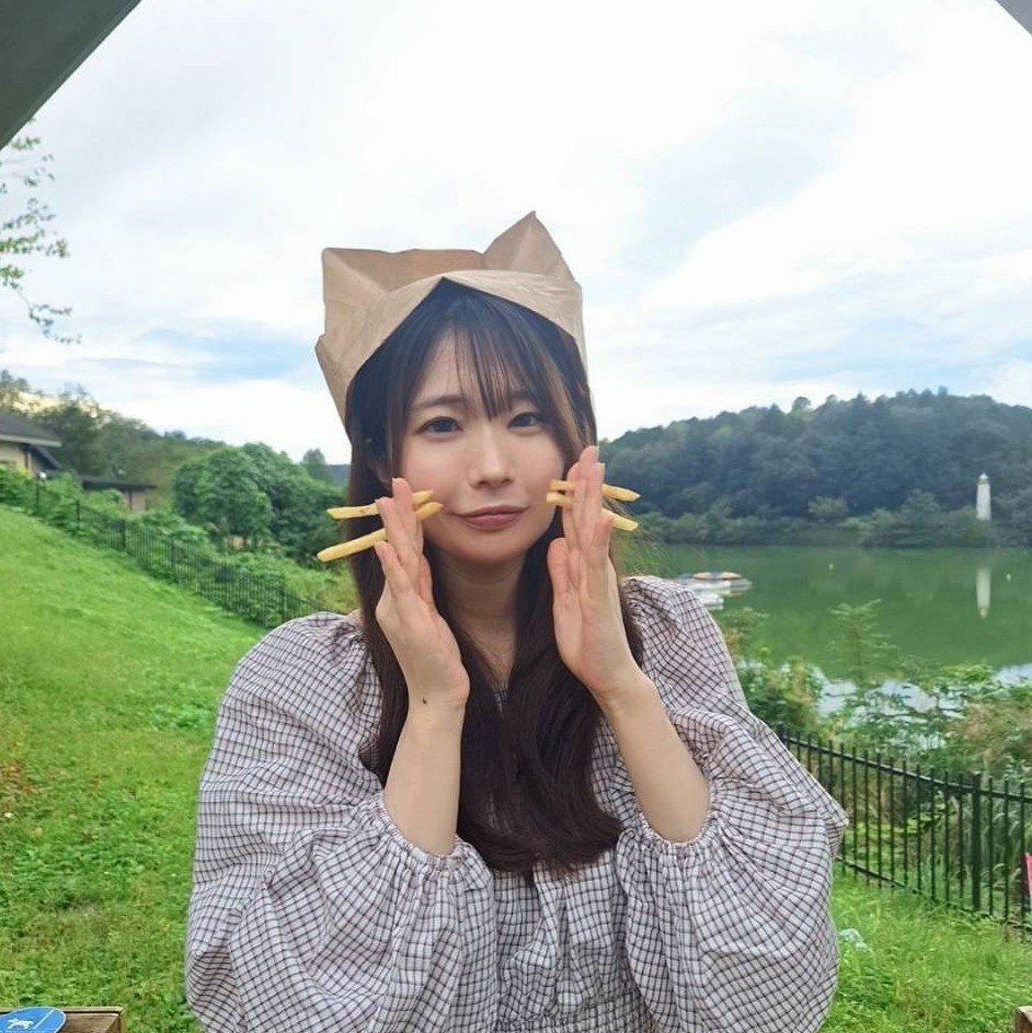 dramatic_marron's tweet photo. おはようございます！
最近韓国で流行ってるマック猫耳です🐱🍟
ついでに月見バーガー食べました🍔 https://t.co/bm7owG0Imt