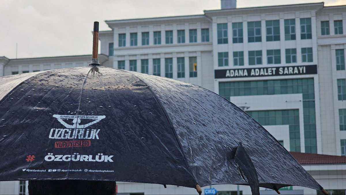frknhrkti's tweet photo. Yağmur Altında Vefa Nöbeti! 

Kardeşlerimiz serbest bırakılıncaya kadar mücadelemiz devam edecek! 

Kardeşlerimizi Derhal Serbest Bırakın! 

Xi SerbestBırakın
AKPden MuhaliflereSansür
#FurkanaSistematikZulüm
Kardeşlerimizi SerbestBırakın
AdaletIstemek SuçDeğil