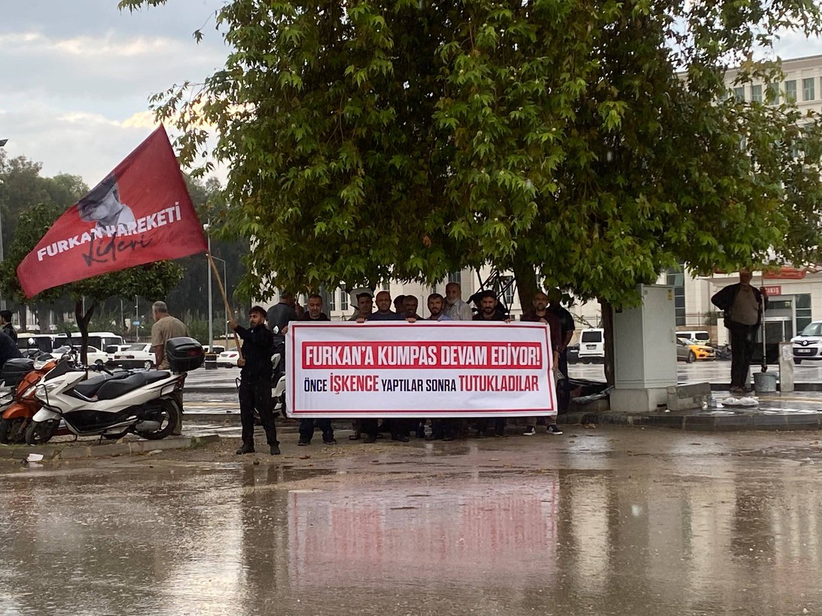 frknhrkti's tweet photo. Yağmur Altında Vefa Nöbeti! 

Kardeşlerimiz serbest bırakılıncaya kadar mücadelemiz devam edecek! 

Kardeşlerimizi Derhal Serbest Bırakın! 

Xi SerbestBırakın
AKPden MuhaliflereSansür
#FurkanaSistematikZulüm
Kardeşlerimizi SerbestBırakın
AdaletIstemek SuçDeğil