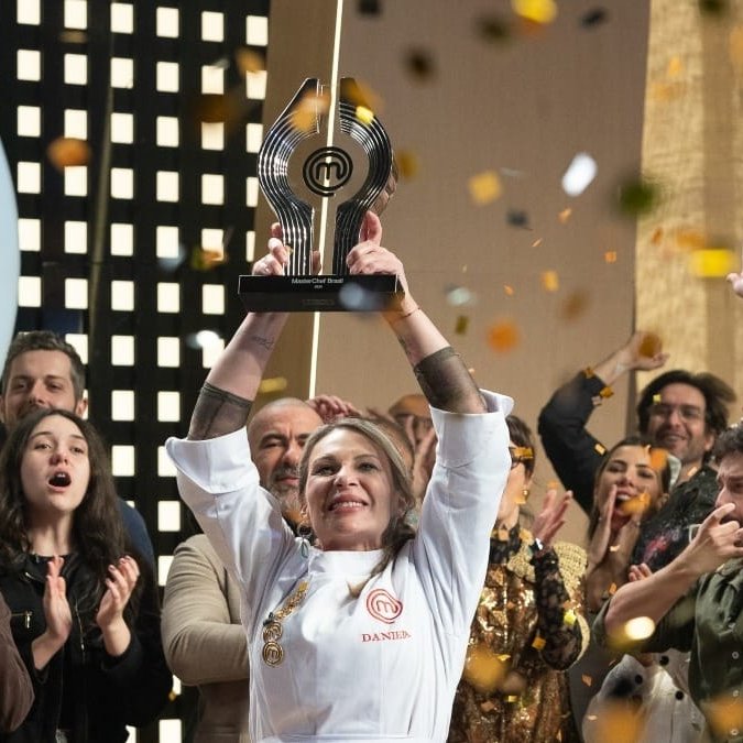 xtrapodcastbr's tweet photo. Como será VENCER o #MasterChefBR?

Bem, dá pra ter uma ideia em nossas entrevistas com Zé Roberto (2024) e Daniela Dantas (2025), que falaram de TUDO:

Zé (EP 394) ~ https://t.co/cSWKTTVslX
Daniela (EP 458) ~ https://t.co/1YFpNVIOeS
Outros links: https://t.co/T9ubrhUdC9 https://t.co/PBNXFM9vmY