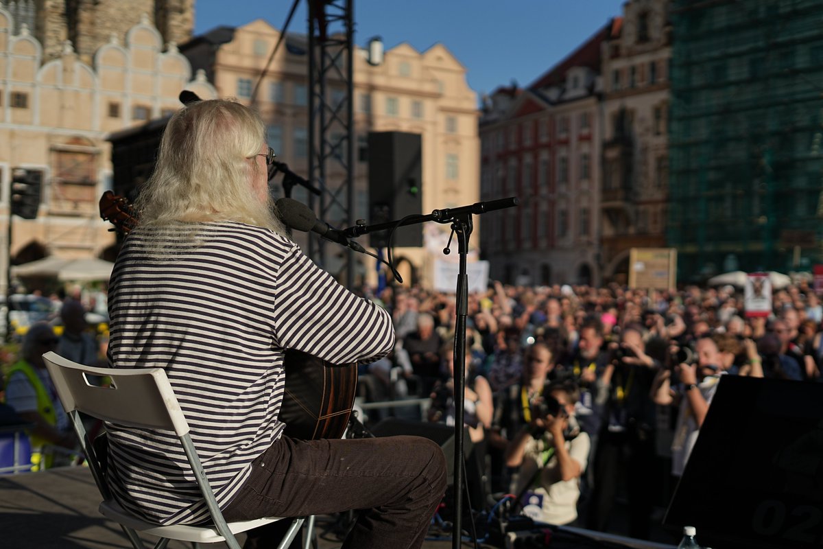 milionchvilek's tweet photo. Zazpívali jsme si dnes společně s Jaroslavem Hutkou písničku Havlíčku, Havle. Stejně jako v roce 89 na Letné! ✌️

Děkujeme. ❤️ https://t.co/p3o1RCAKuY