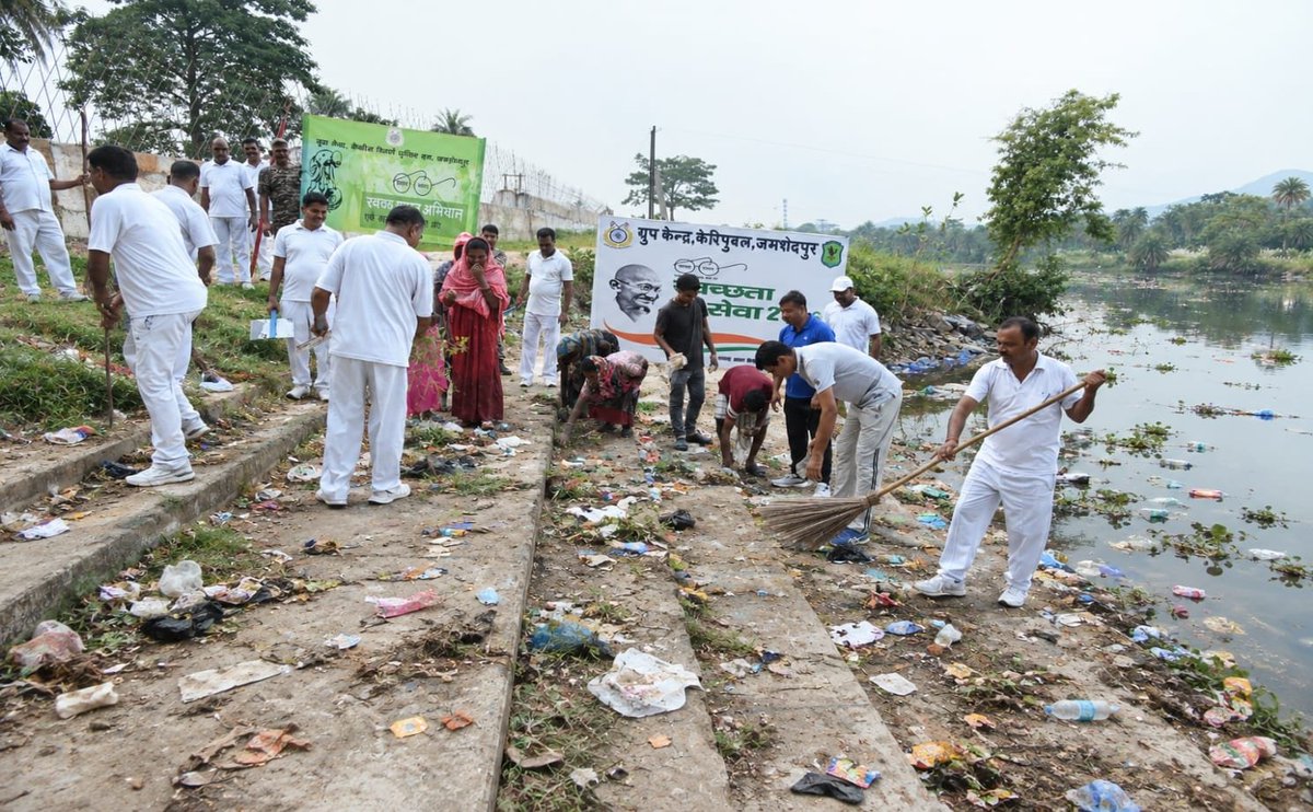 crpfindia's tweet photo. Committed to service, dedicated to a Swachh Bharat! 

​Across the nation, @crpfindia establishments are actively powering the #SHS2026 campaign through extensive cleanliness drives and citizen outreach.
​Glimpses of the dedicated Shramdaan by GC Jamshedpur and 51 Bn: 👇

#NationFirst
#Vandematram150 
#MissionNaxalMuktBharat2026
#SHS2026
#SwachhtaHiSewa2026
@SwachhBharatGov
@SwachhBharat
@MoHUA_India
@MoJSDDWS
@gpsinghips
@crpf_j
@CentralZoneCrpf
@northeast_zone
@southzone_hyd