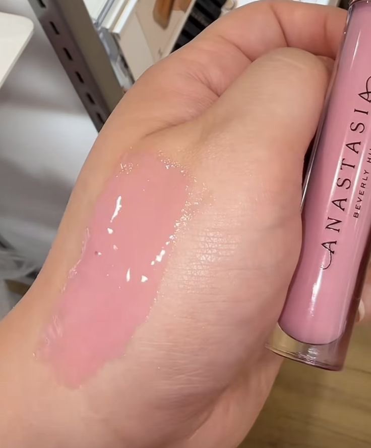 BirkinAura's tweet photo. sweet pink lipglosses are my brand https://t.co/Z4aUGWTODA