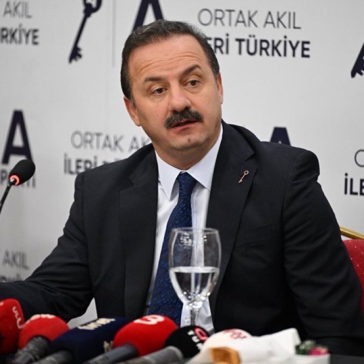 fatihtezcan's tweet photo. Yavuz Ağıralioğlu: “‘Başörtüsü yasağını çözdük’ diyerek gurur duydunuz. Başörtülü bakanınız milleti soydu.”
📌Sana olan tüm hüsnü zannımızın bittiği, kendini Ateist Kemalist İslam Düşmanı tiplerle aynı çukura soktuğun andır. Mantıksız militanın tekiymişsin. Tanıyamamışız. Yazık. https://t.co/I5GqlEdRSM