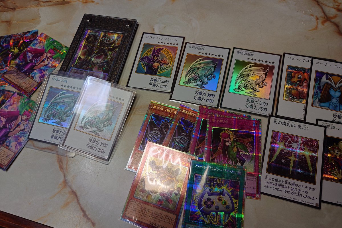 jagarrot's tweet photo. 今回のは入手しにくくて面倒になりあんまり購入する気なかったのですが当日分、キャンセル販売もあったので6BOX買えました☺️
中身はまさかのグラマスブラパラ…ッ！
このケースが凄い合う気がする！

マンガスタイル青眼カラーシークレット2枚も！あともう1枚欲しくなるなぁ…
ブラマジも1枚は欲しい！ https://t.co/EF80dv5Nyw