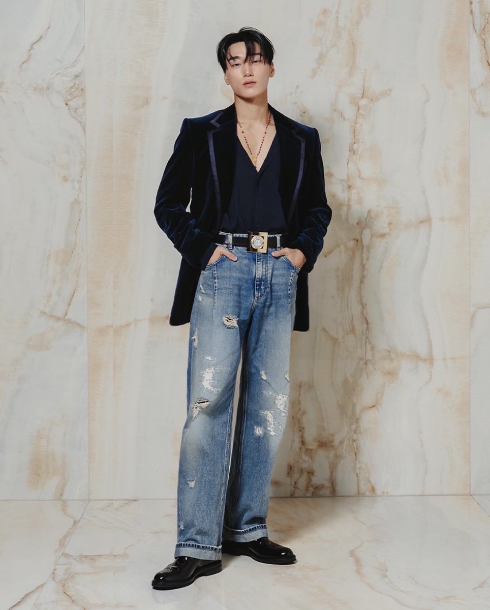 rotus_8's tweet photo. 돌가 인스타 속 산
#산 #SAN #돌체앤가바나 #DolceGabbana #DG27SS @ATEEZofficial @dolcegabbana https://t.co/r9bAVCW5mW